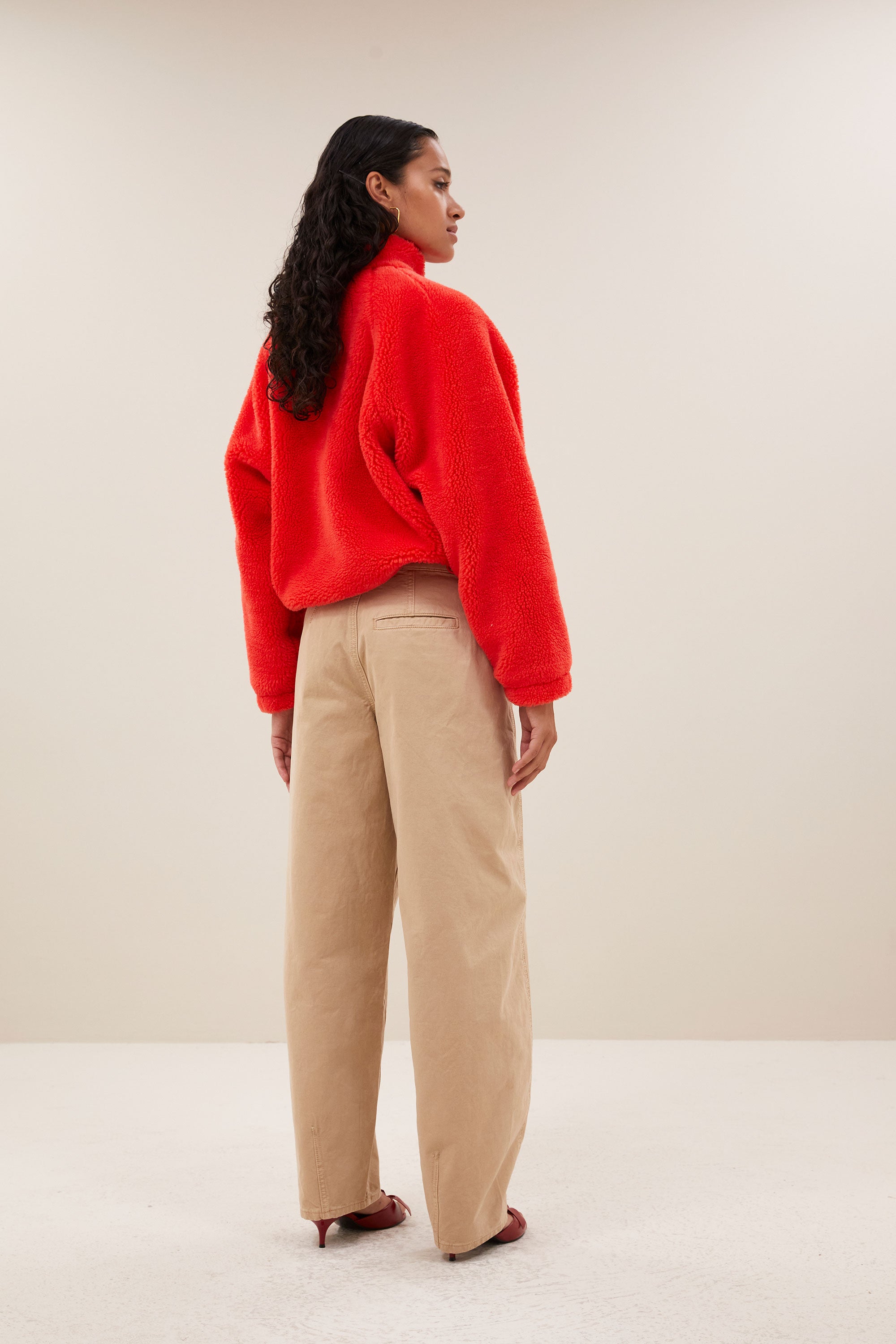 barth-pants-tannin-comfortabele pasvorm-katoen kwaliteit-rits- en knoopsluiting-by-bar-achteraanzicht