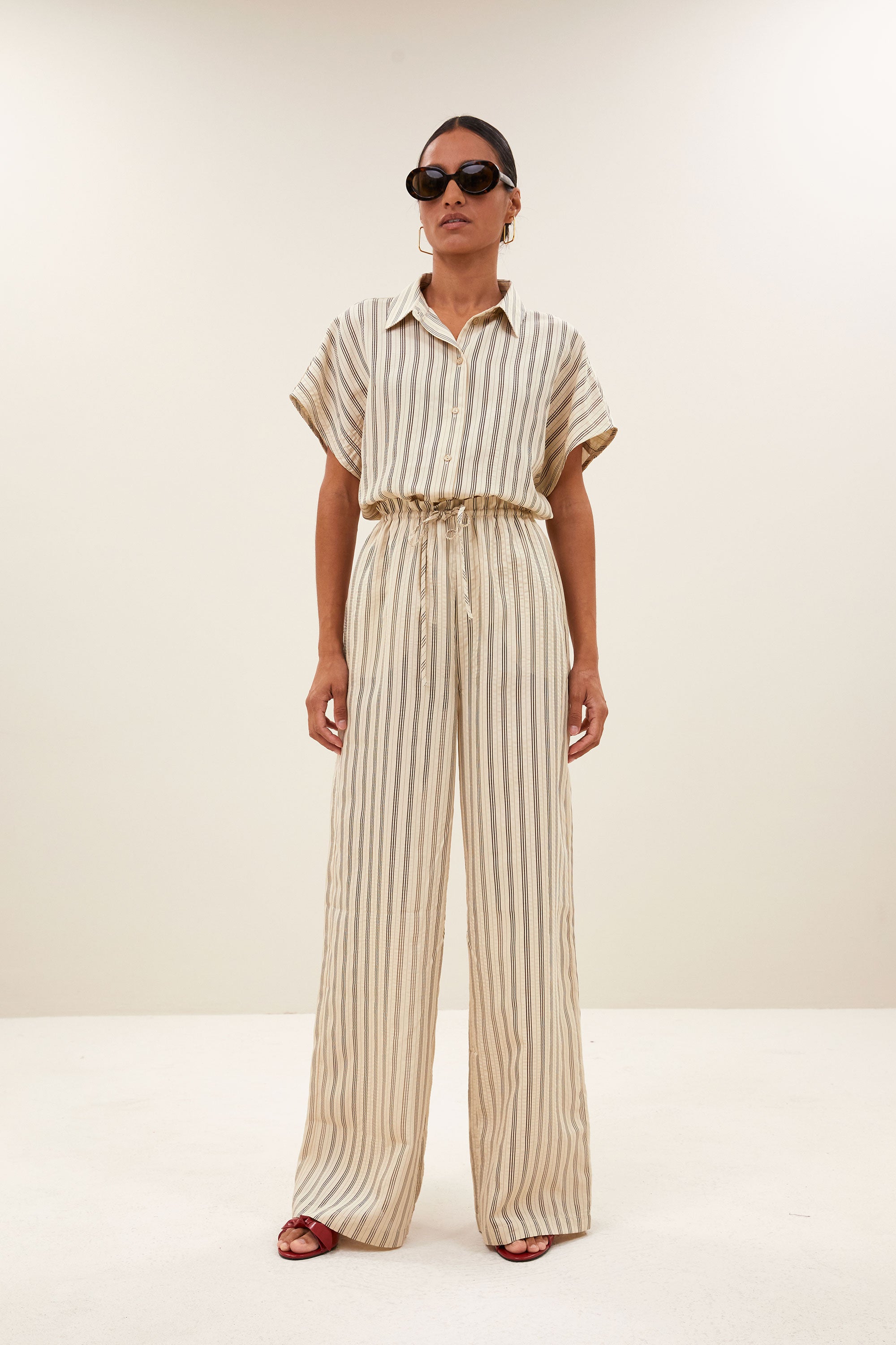joan-seer-stripe-pants-jet-black-stripe-casual fit-hoge taille-losvallende pasvorm-by-bar-vooraanzicht