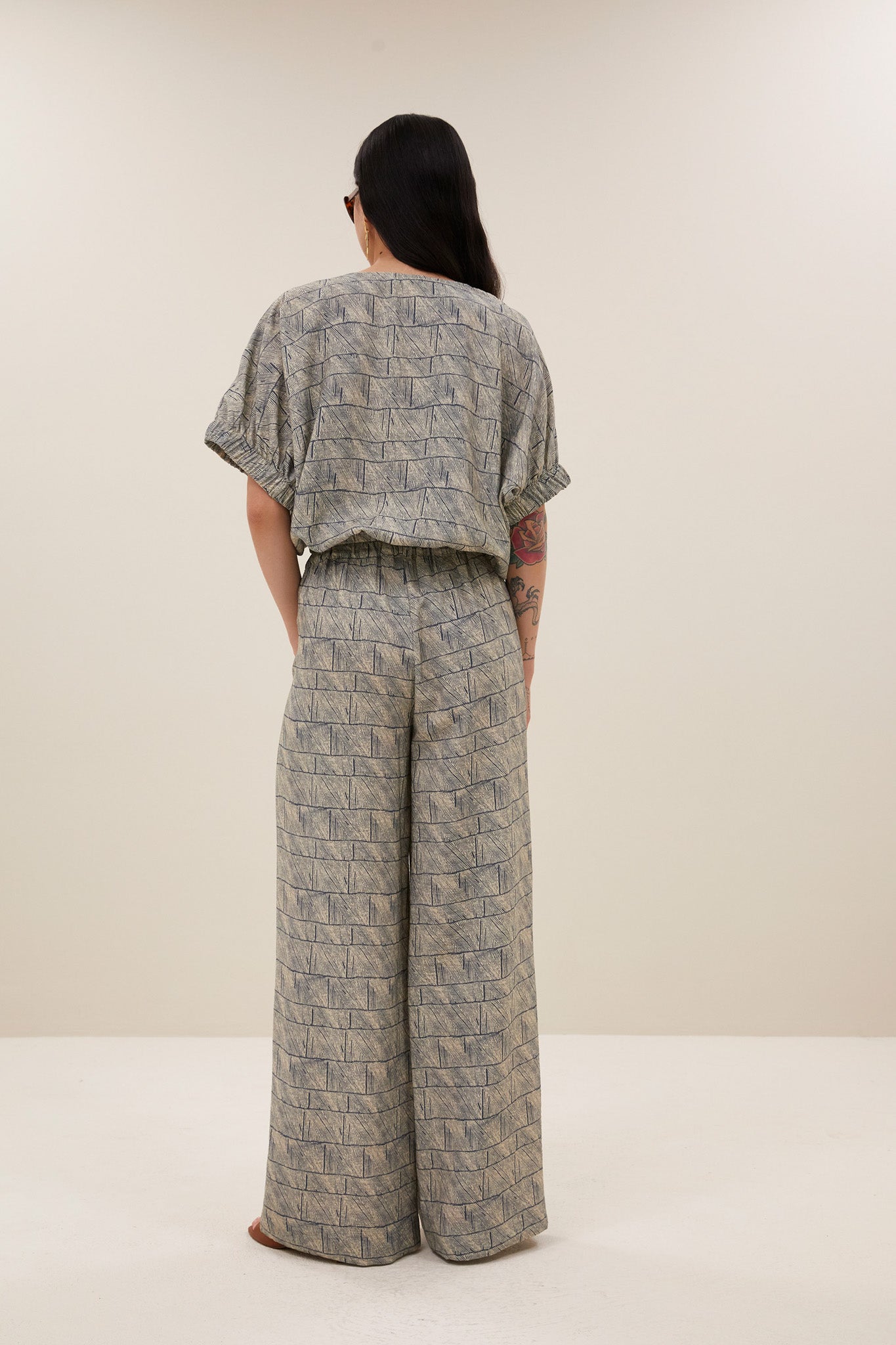 benji-vay-pants-vay-print-casual fit-hoge taille-losvallende pasvorm-by-bar-achteraanzicht