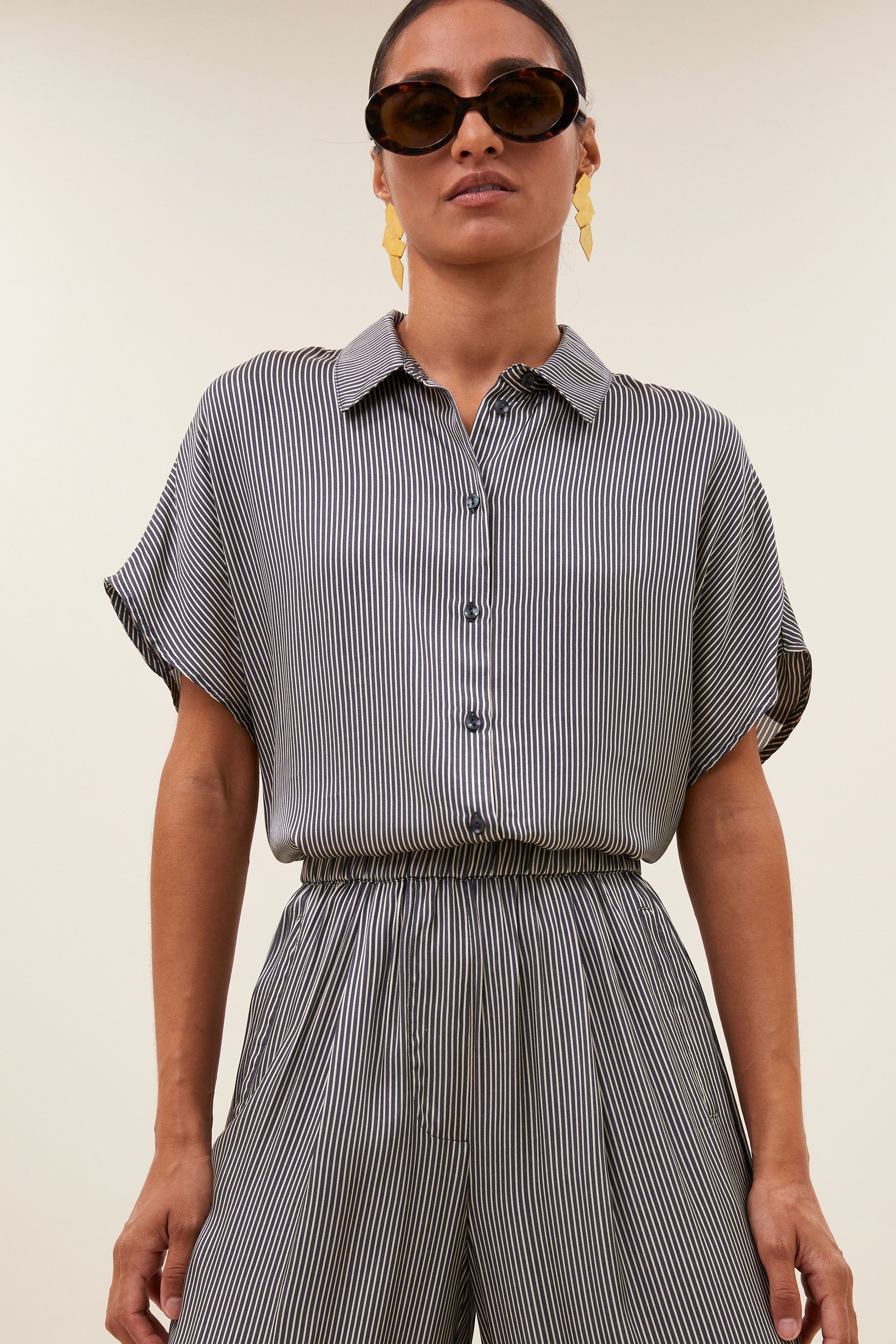 pants-benji-silky-stripe-pants-jet-black-stripe-by-bar-achteraanzicht