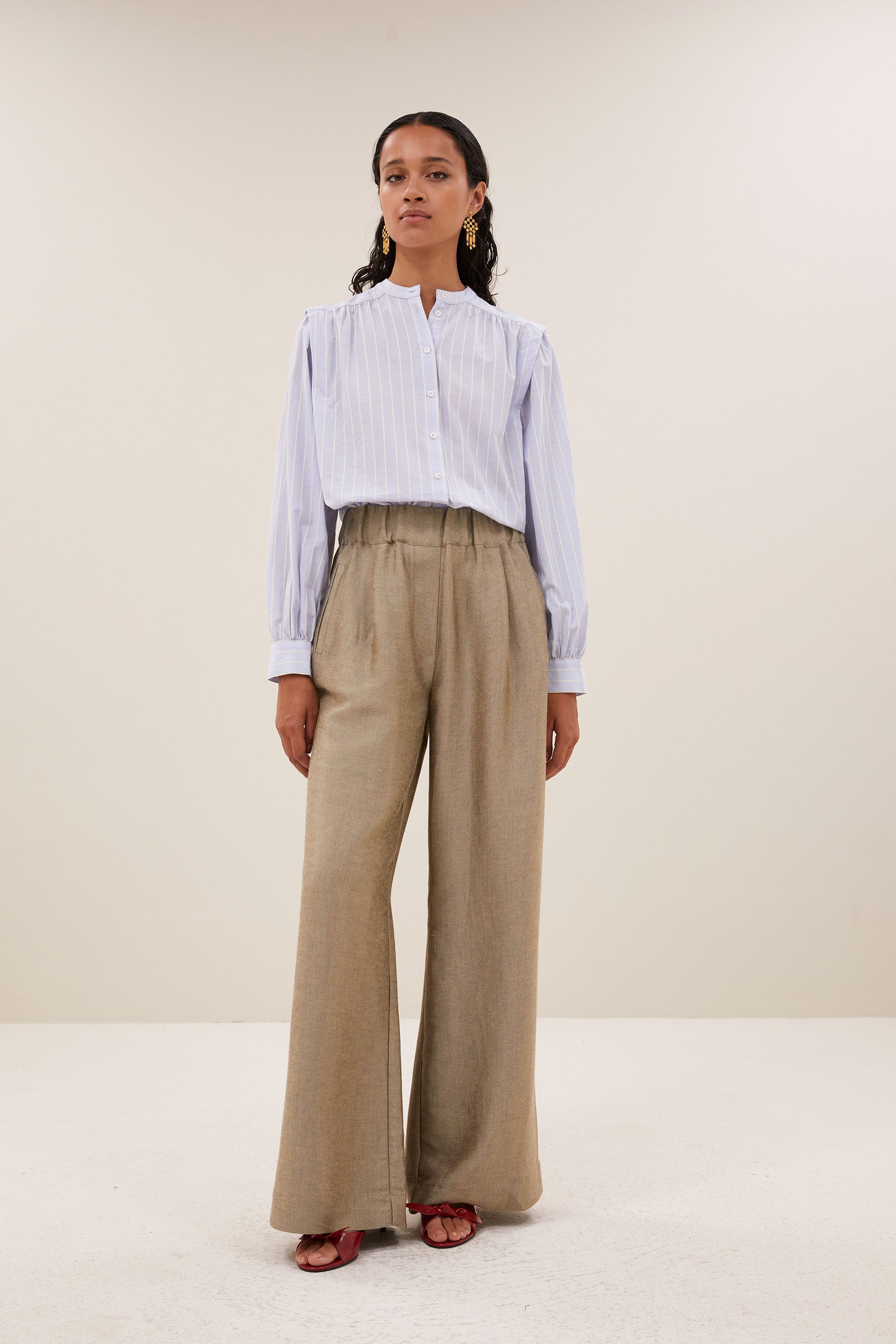 benji-gloss-pants-gold-1-elastieken band-losvallende pasvorm-geplooide details-by-bar-vooraanzicht