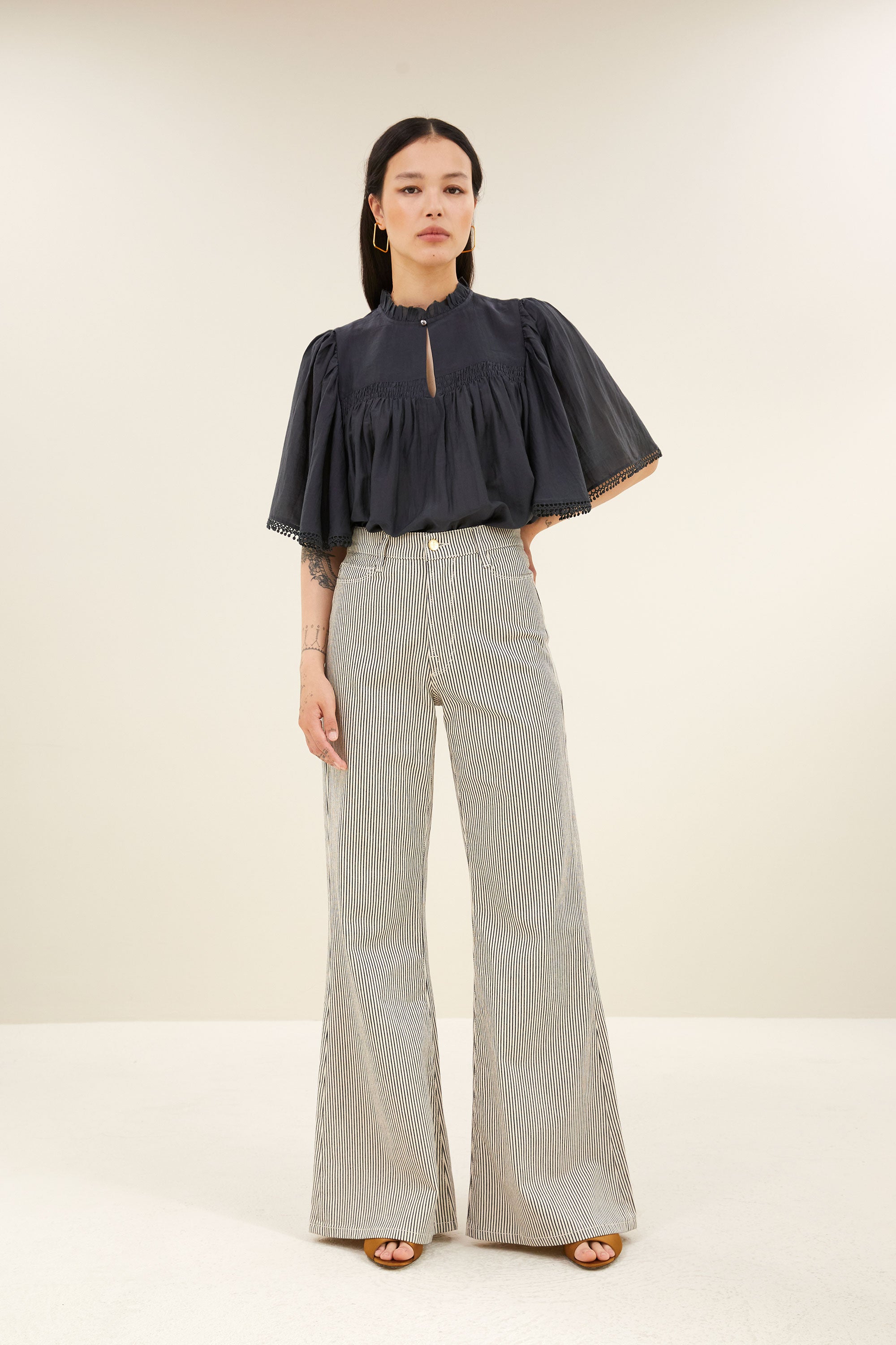 femme-stripe-pants-jet-black-stripe-by-bar-zijaanzicht