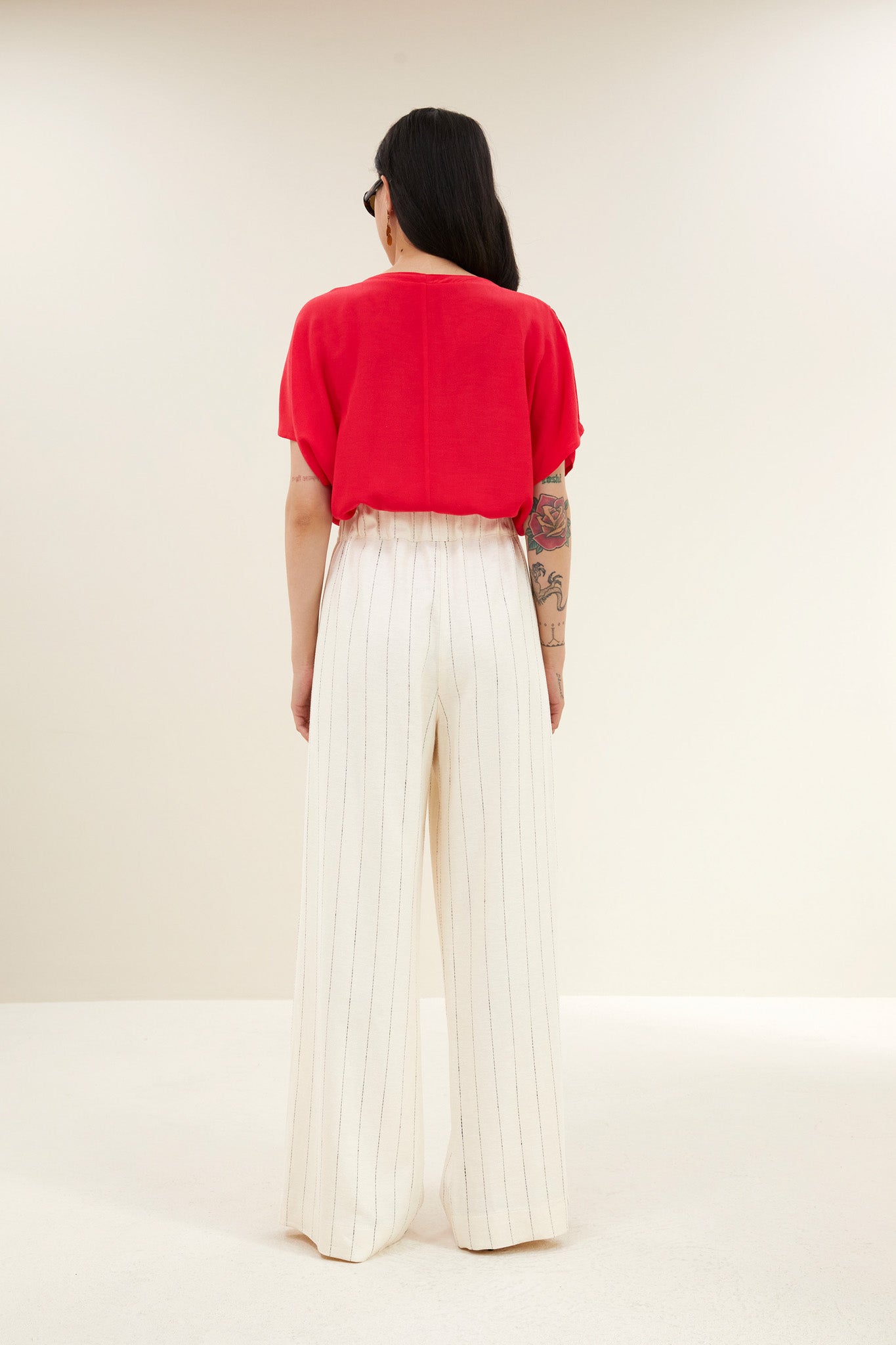 pants-benji-pinstripe-pants-black-thin-stripe-by-bar-zijaanzicht