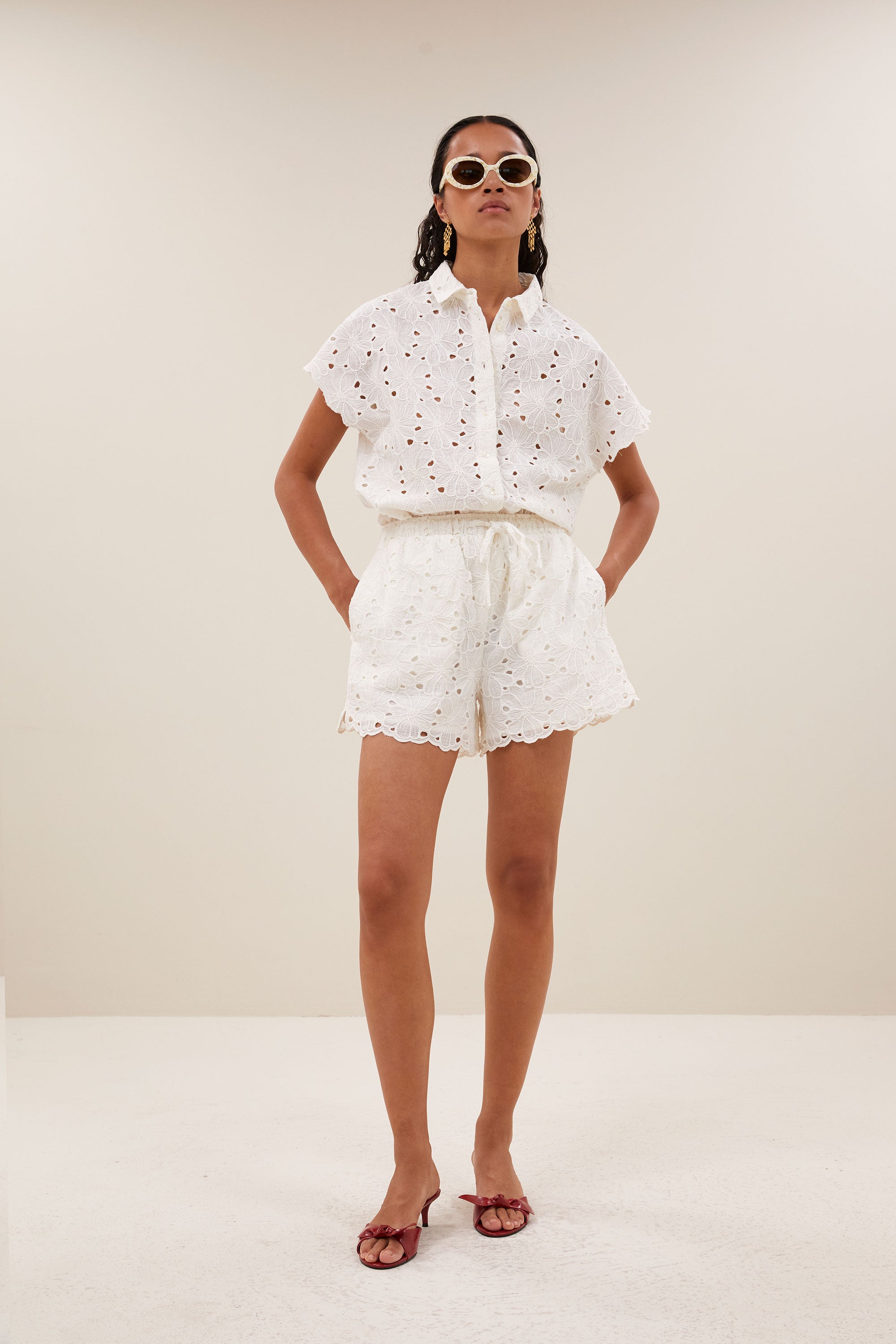 isa-flower-shorts-off-white-elastieken band-embroidery-draagbaar als set-by-bar-vooraanzicht