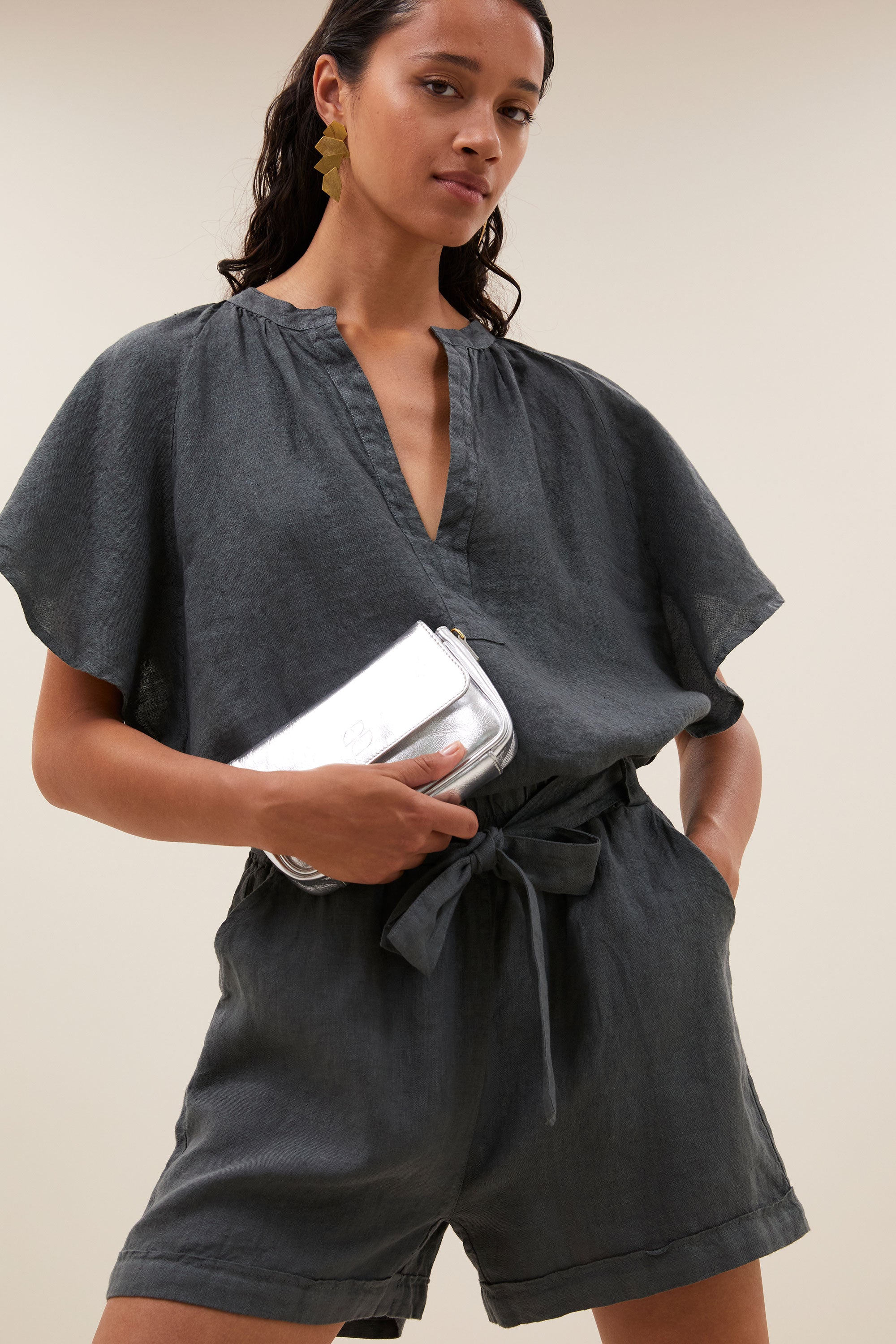 shorts-june linen shorts charcoal sfeerbeeld-by bar-sfeerbeeld