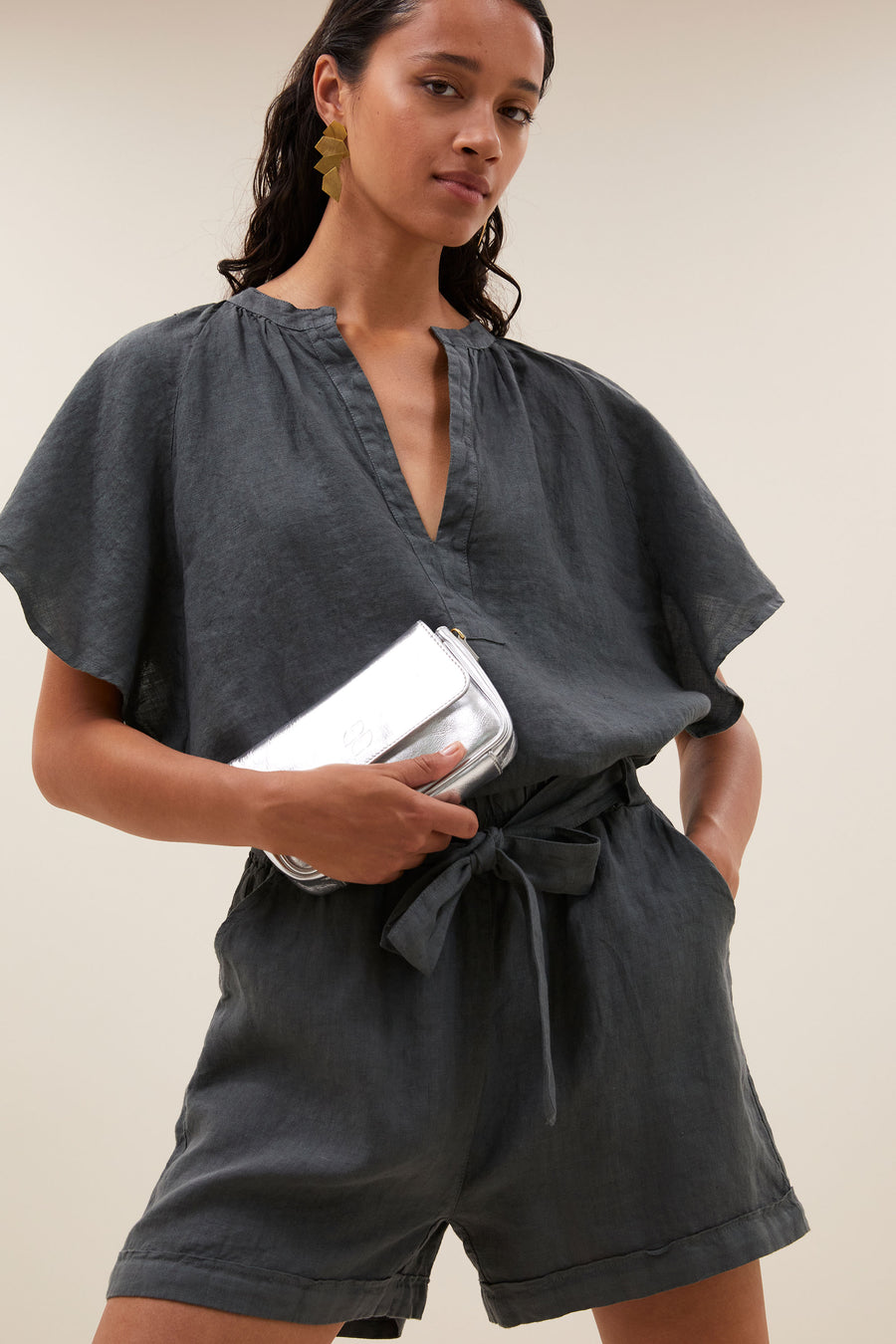 shorts-june linen shorts charcoal sfeerbeeld-by bar-sfeerbeeld