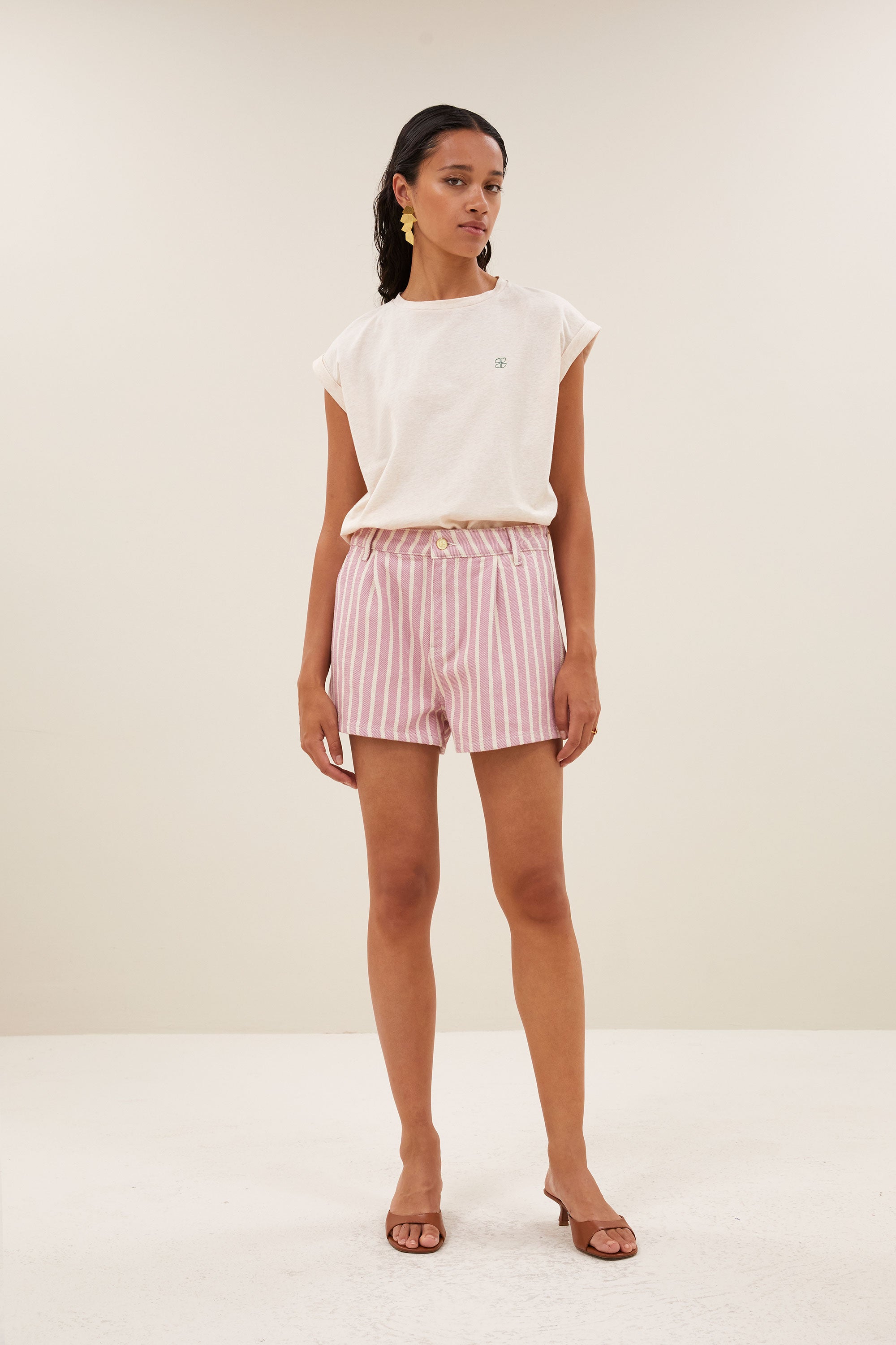 june-stripe-shorts-pink-stripe-comfortabele draagervaring-biologisch katoen-plooien-by-bar-vooraanzicht