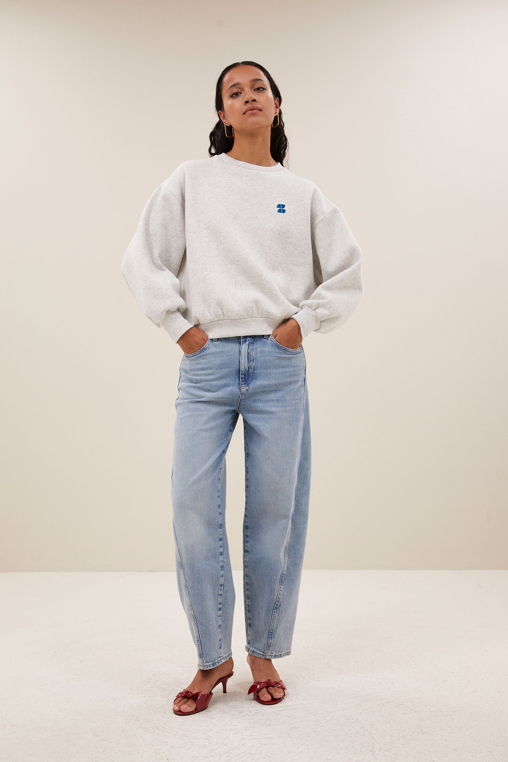 bibi-melange-lucky-everyday-sweater-light-grey-melee-casual fit-verlaagde schoudernaden-statement print-by-bar-aanvullende-foto