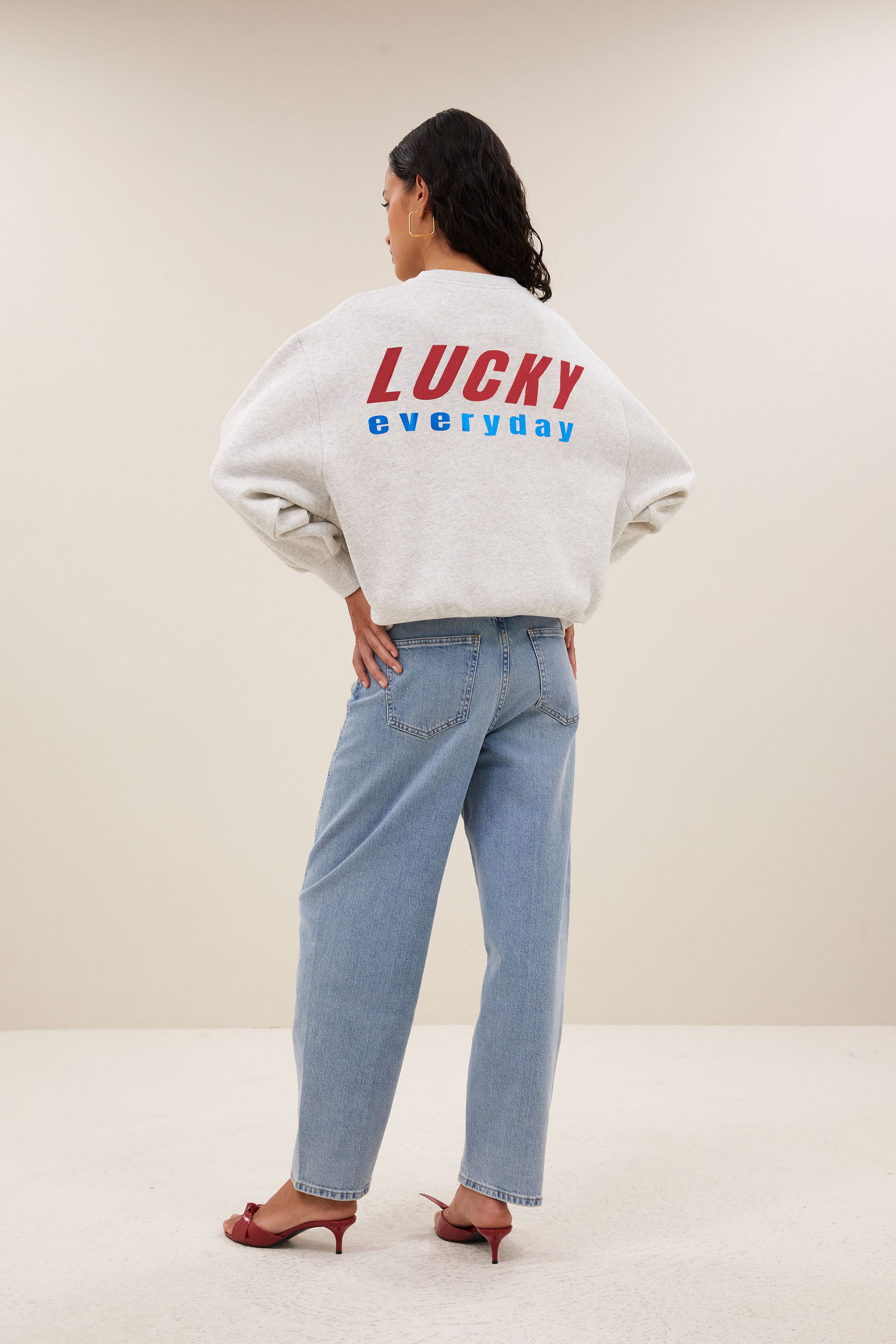bibi-melange-lucky-everyday-sweater-light-grey-melee-casual fit-verlaagde schoudernaden-statement print-by-bar-achteraanzicht