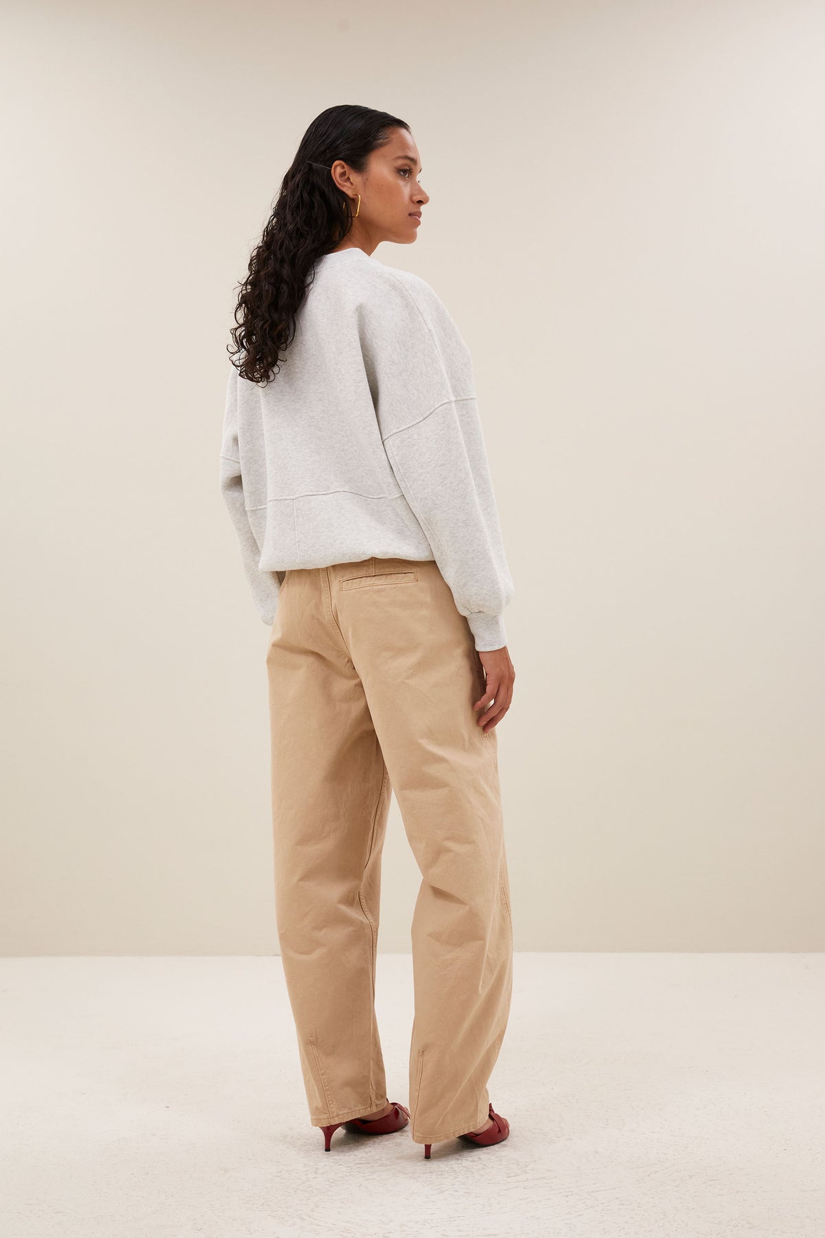 malyn-grey-sweater-light-grey-melee-comfortabele pasvorm-verlaagde schoudernaden-elastieken band-by-bar-achteraanzicht