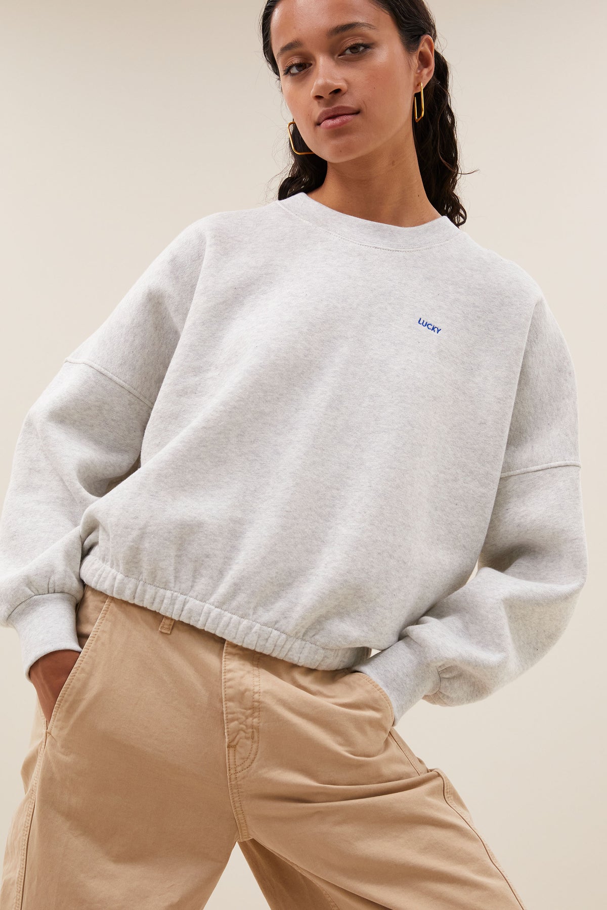 malyn-grey-sweater-light-grey-melee-comfortabele pasvorm-verlaagde schoudernaden-elastieken band-by-bar-detail