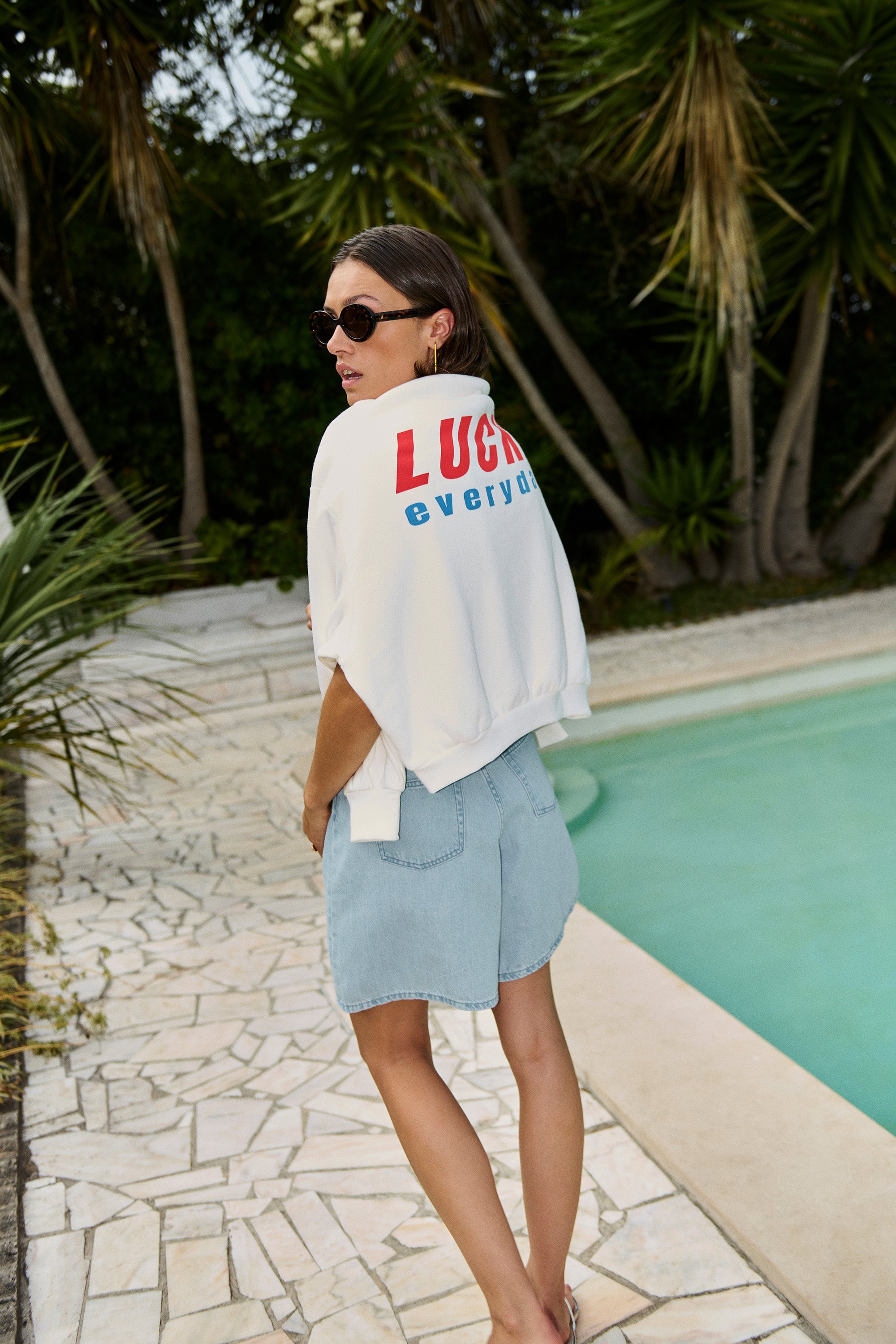 bibi-lucky-everyday-sweater-off-white-verlaagde schoudernaden-losvallende pasvorm-ronde halslijn-by-bar-sfeerbeeld