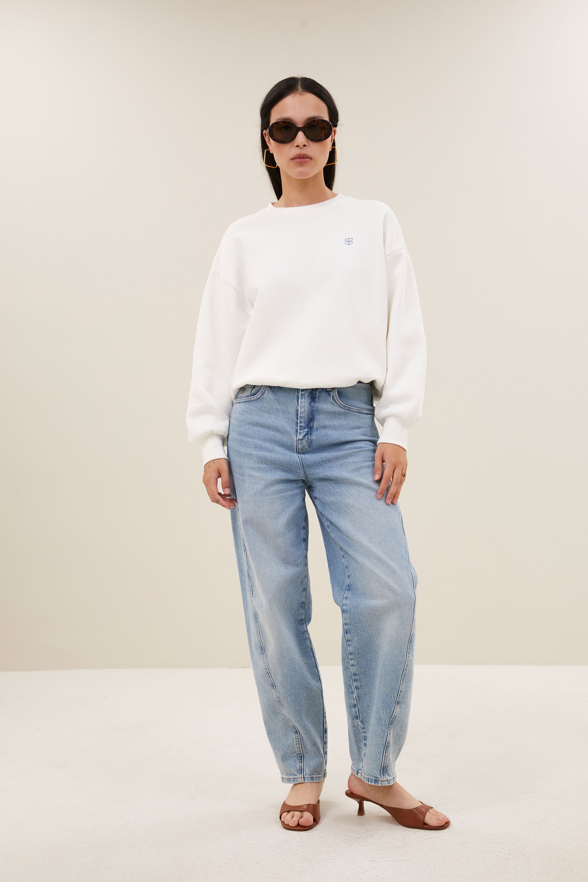 bibi-lucky-everyday-sweater-off-white-verlaagde schoudernaden-losvallende pasvorm-ronde halslijn-by-bar-vooraanzicht