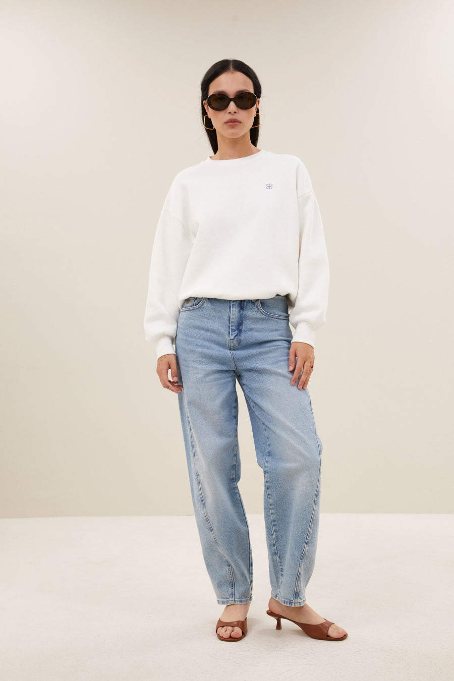 bibi-lucky-everyday-sweater-off-white-verlaagde schoudernaden-losvallende pasvorm-ronde halslijn-by-bar-vooraanzicht
