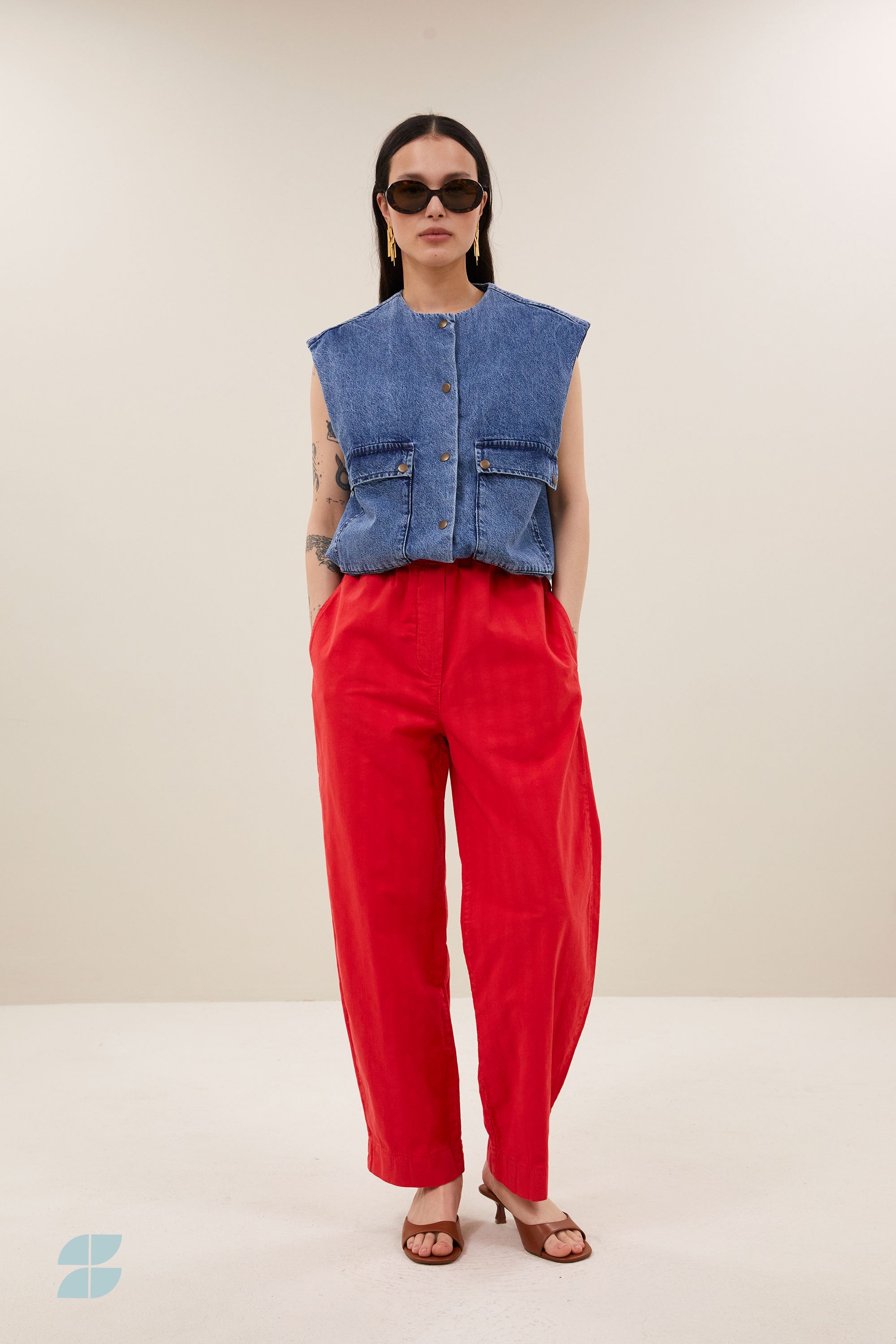 Maggie denim sleeveless jacket | mid denim