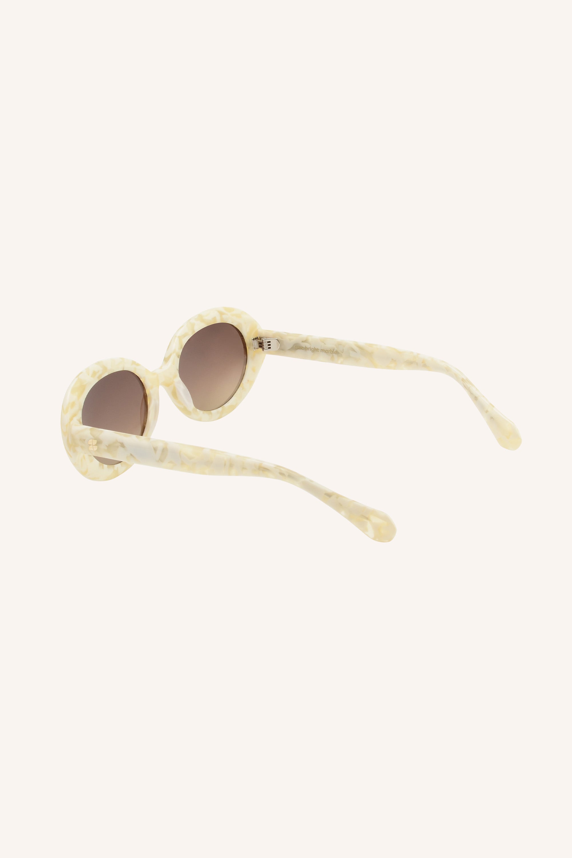 noa-sunglasses-bright-marble-by-bar-positie-11