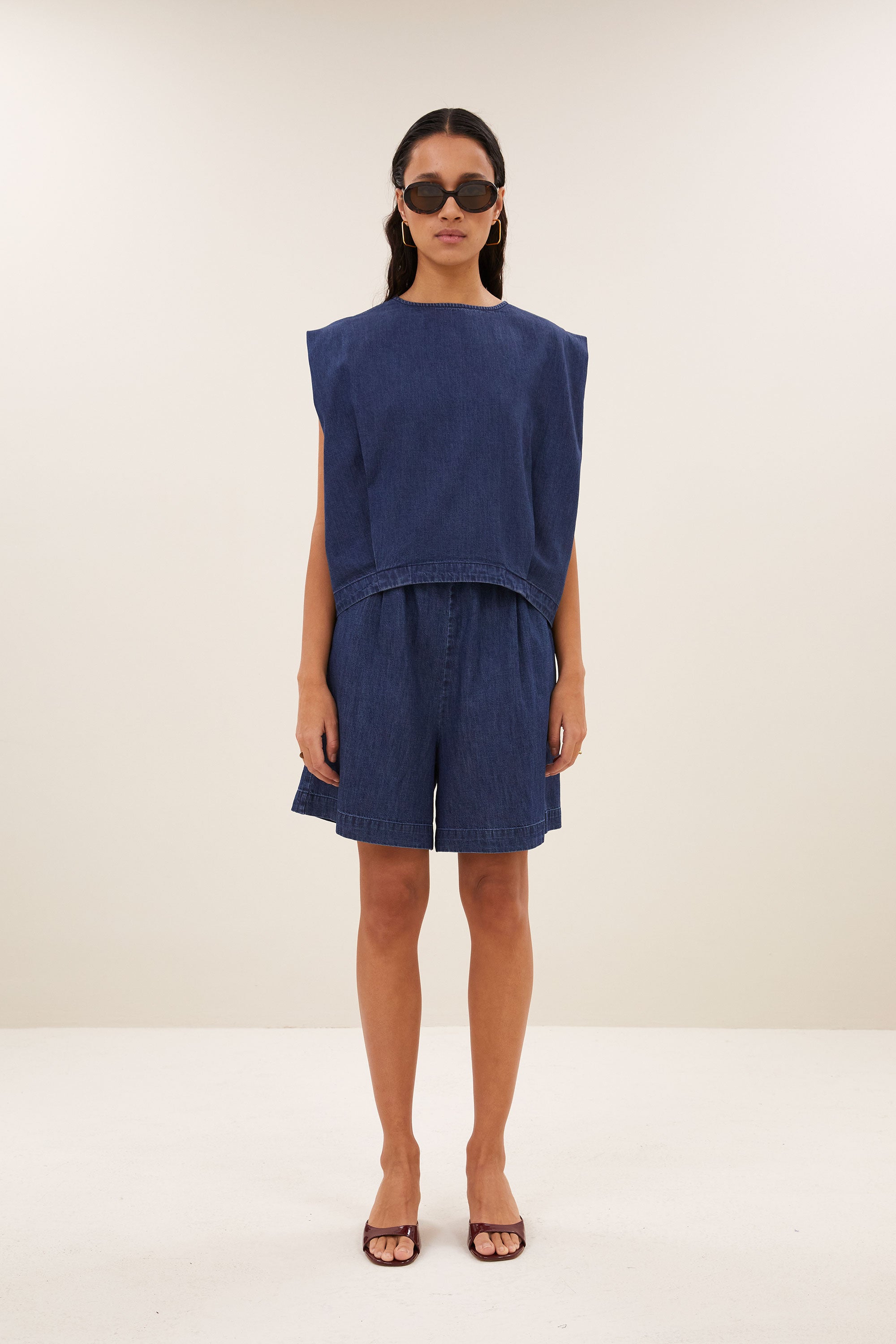 ginza-denim-top-dark-denim-losvallende pasvorm-kleine kapmouw-draagbaar als set-by-bar-vooraanzicht