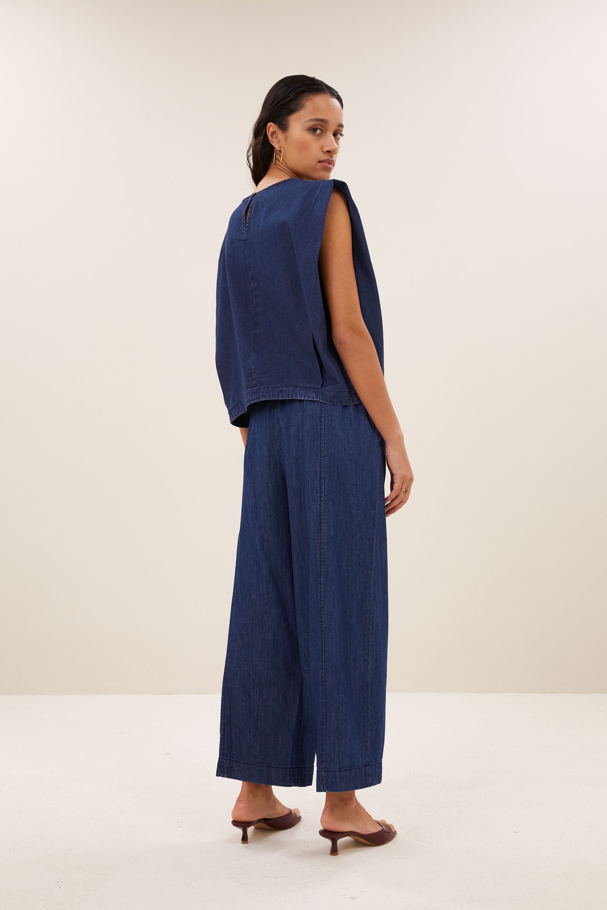 fuji-denim-pants-dark-denim-hoge taille-losvallende pasvorm-draagbaar als set-by-bar-zijaanzicht
