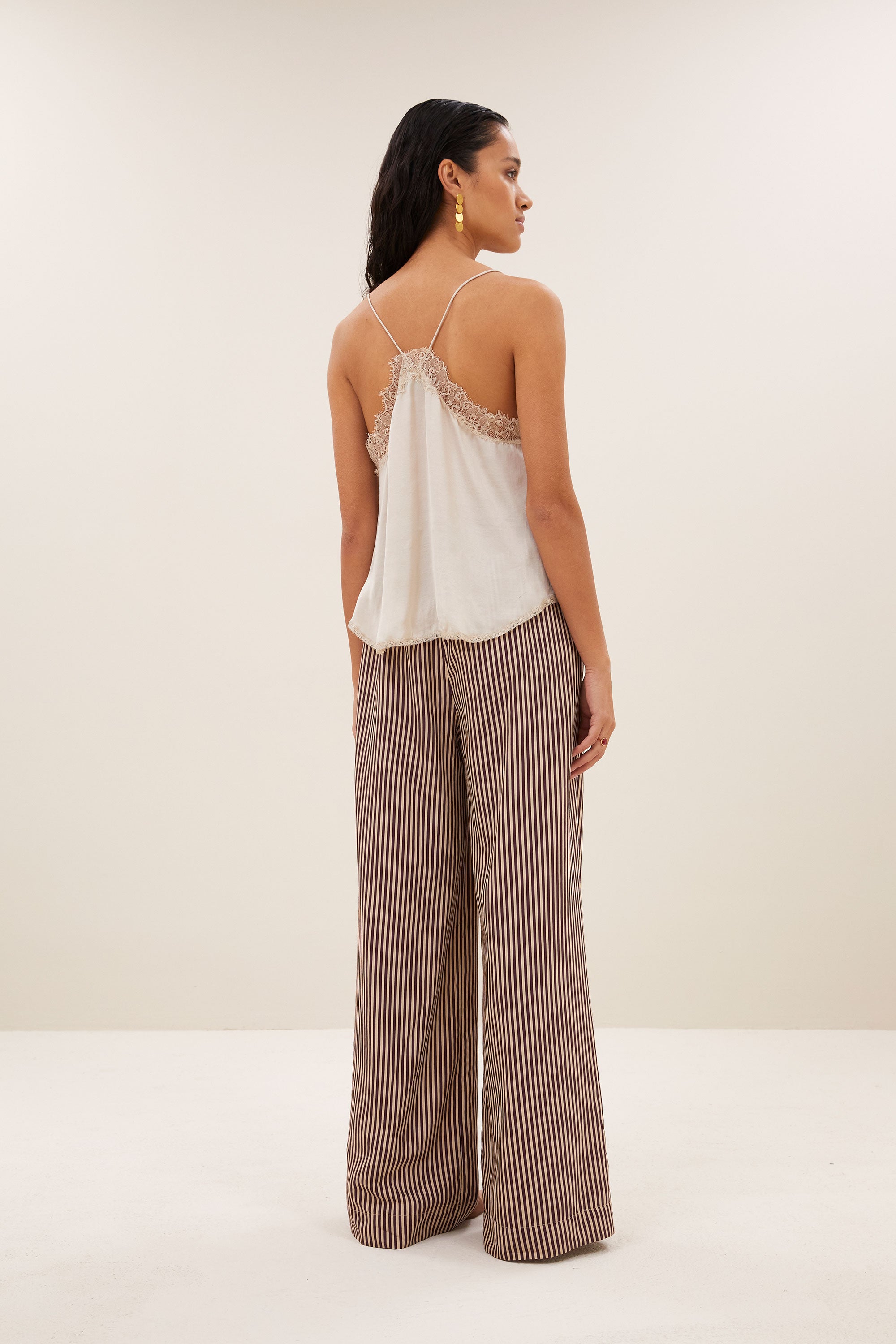 pia-satin-top-chalk-comfortabele draagervaring-must-have essential-v-halslijn-by-bar-aanvullende-foto