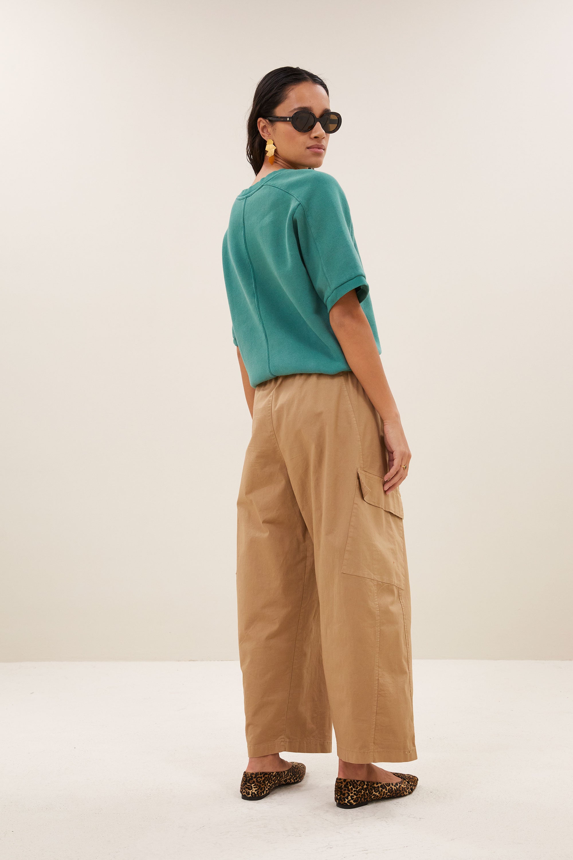 gina-top-frosty-green-korte fit-must-have essential-biologisch katoen-by-bar-achteraanzicht