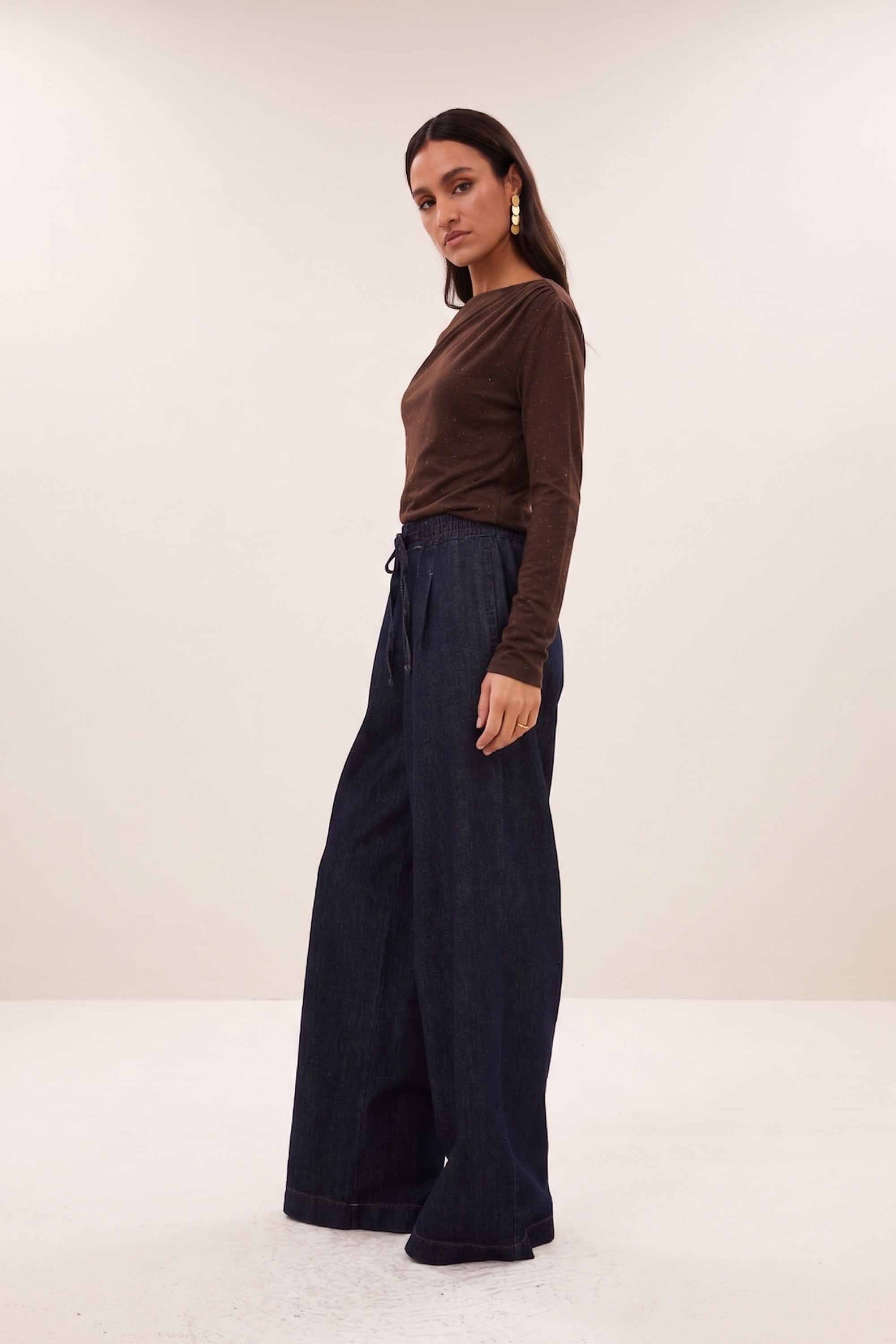 leya-sparkle-top-chocolate-brown-a-lijn fit-all-time classic-aansluitende fit-by-bar-zijaanzicht