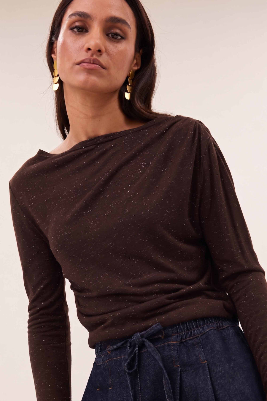 leya-sparkle-top-chocolate-brown-a-lijn fit-all-time classic-aansluitende fit-by-bar-detail