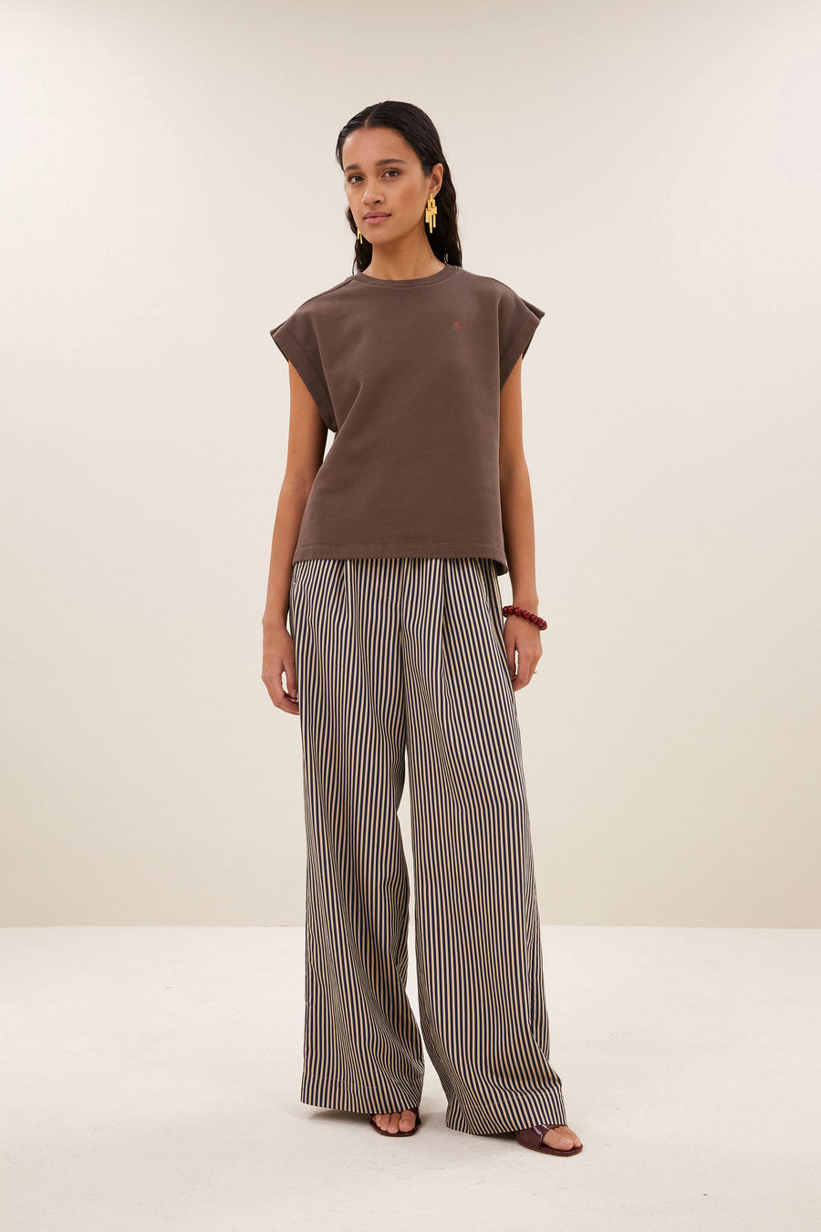mason-pleats-top-chocolate-brown-comfortabele draagervaring-must-have essential-kleine kapmouw-by-bar-vooraanzicht