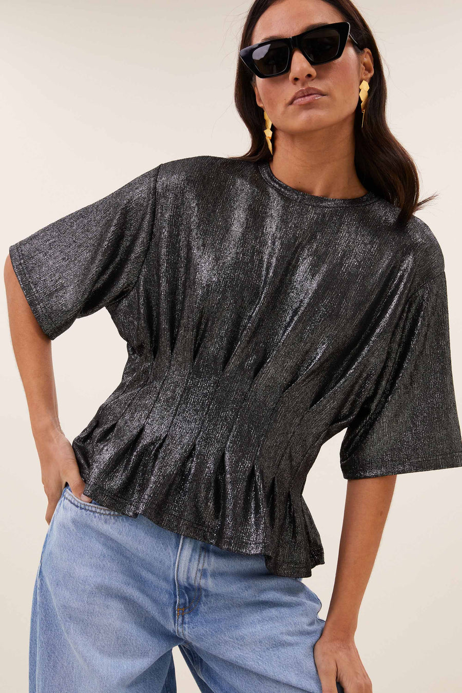 diva-metallic-top-metallic-silver-aansluitende fit-elastisch smok detail-ronde halslijn-by-bar-detail