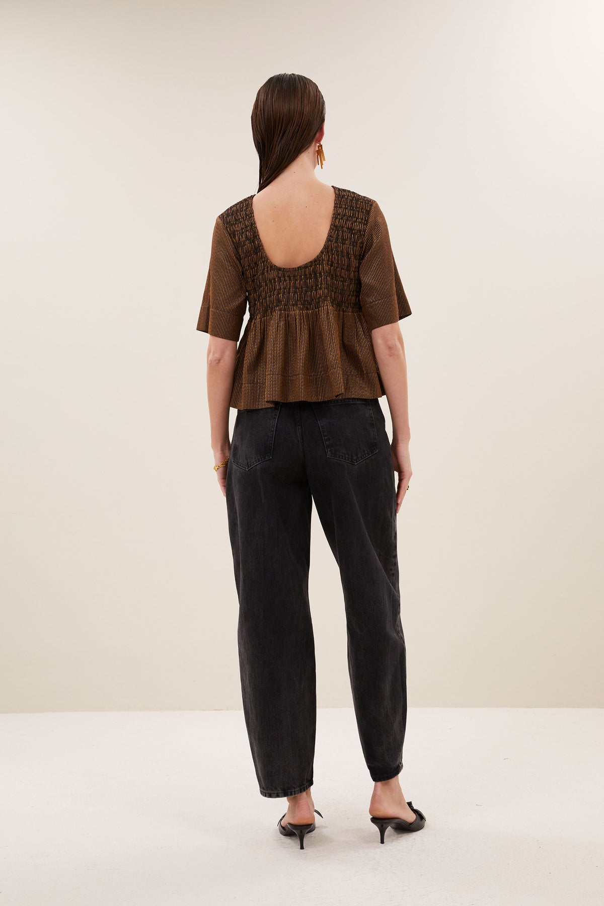 runa-festive-top-gold-casual fit-normale pasvorm-ronde halslijn-by-bar-zijaanzicht