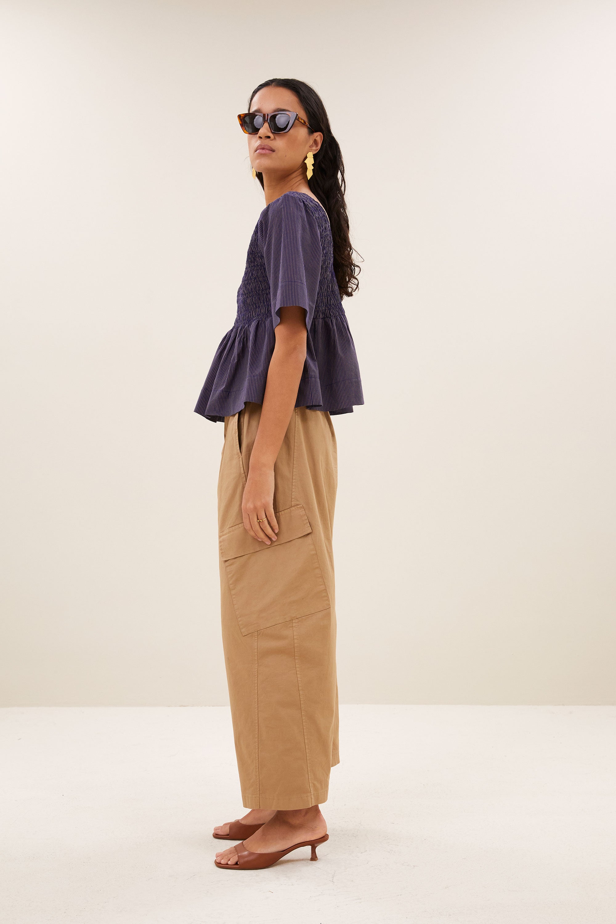 runa-stripe-top-tulsi-stripe-korte fit-biologisch katoen-geplooide details-by-bar-zijaanzicht