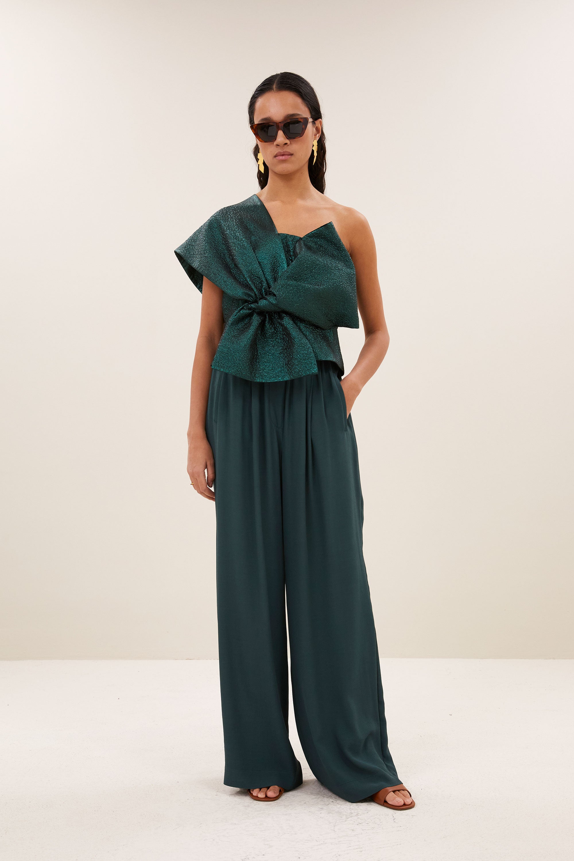 jula-metallic-top-green-metallic-all-time classic-blinde ritssluiting-aansluitende fit-by-bar-vooraanzicht