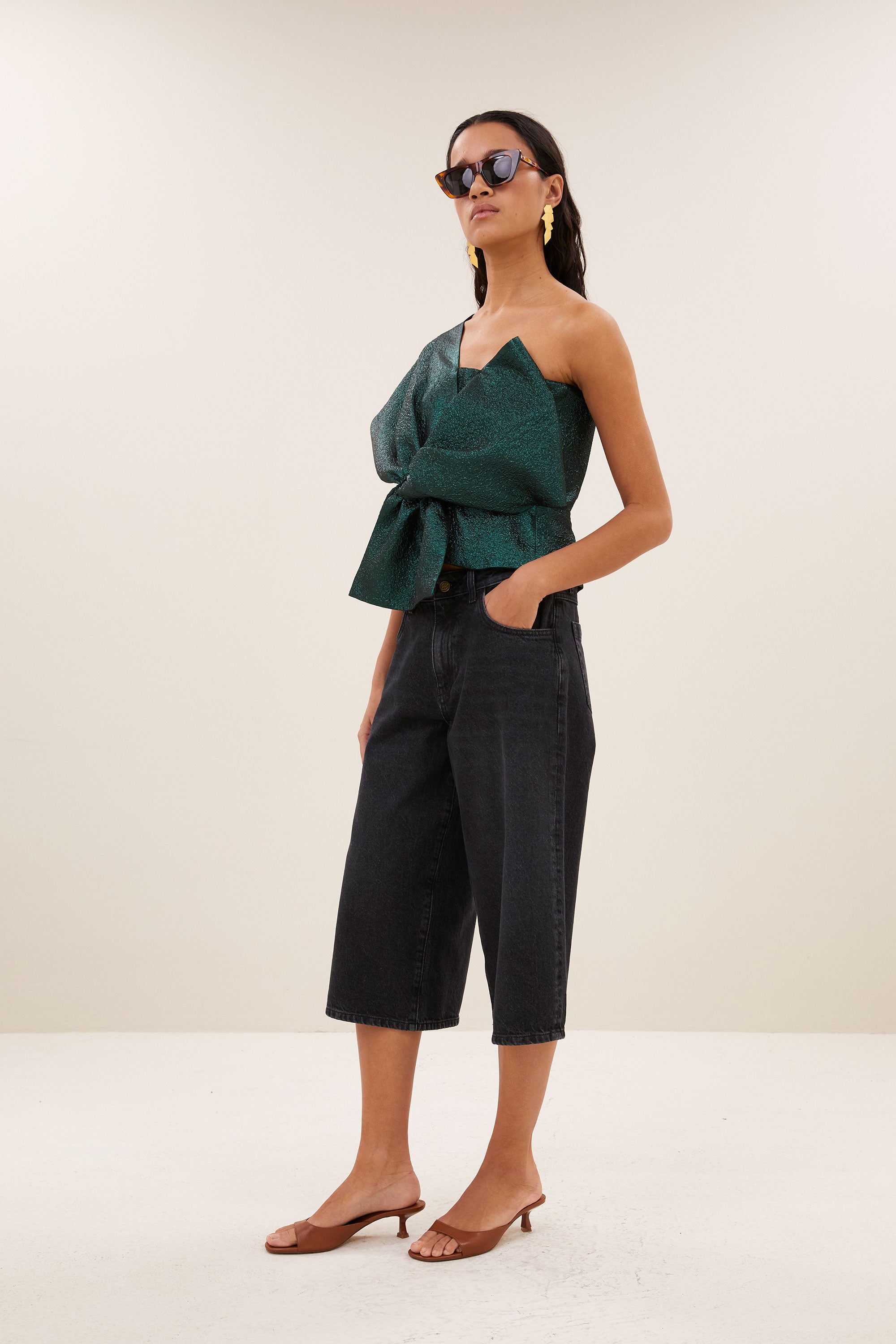 jula-metallic-top-green-metallic-all-time classic-blinde ritssluiting-aansluitende fit-by-bar-zijaanzicht