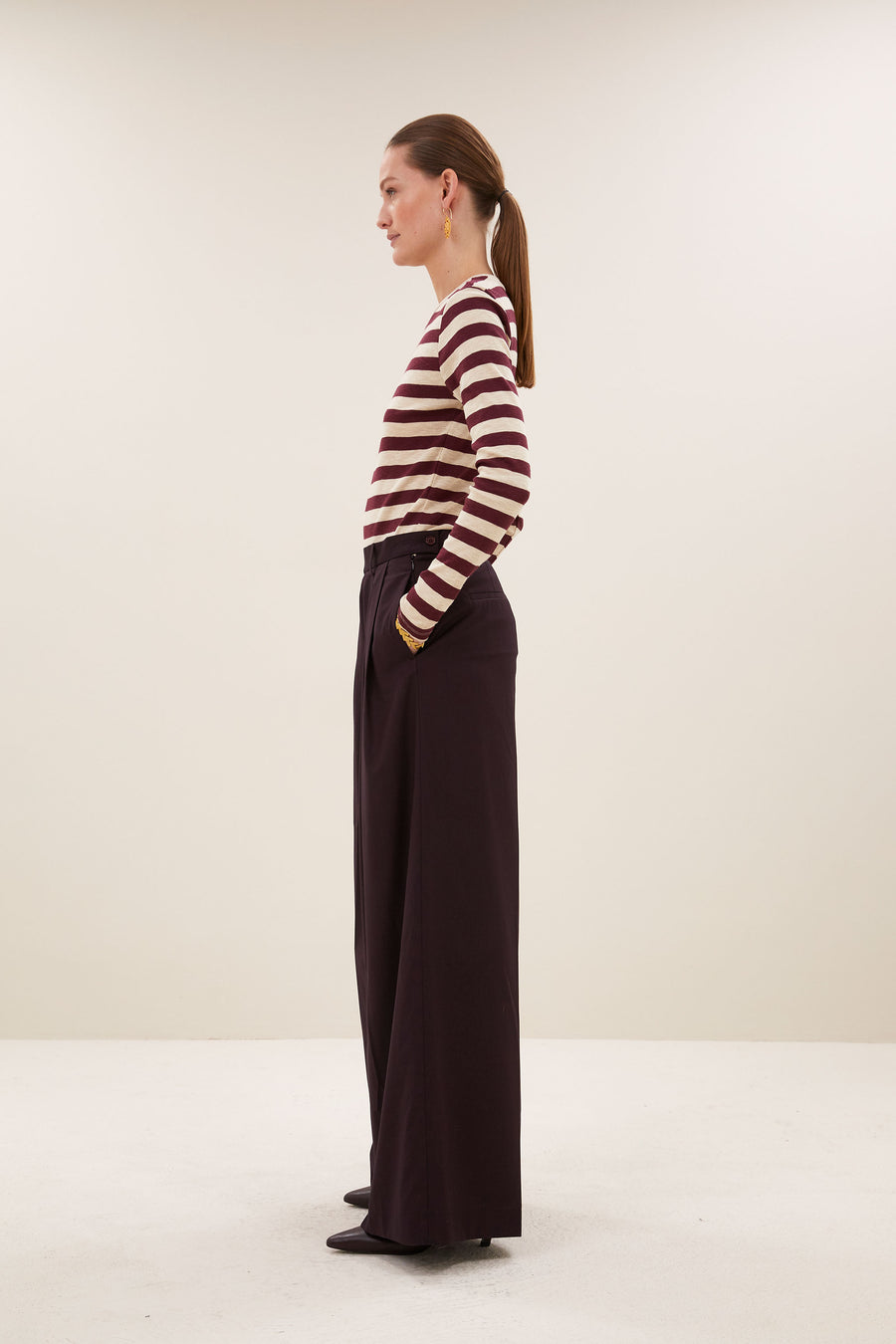 basic-ls-big-stripe-top-burgundy-crush-all-time classic-aansluitende fit-biologisch katoen-by-bar-zijaanzicht
