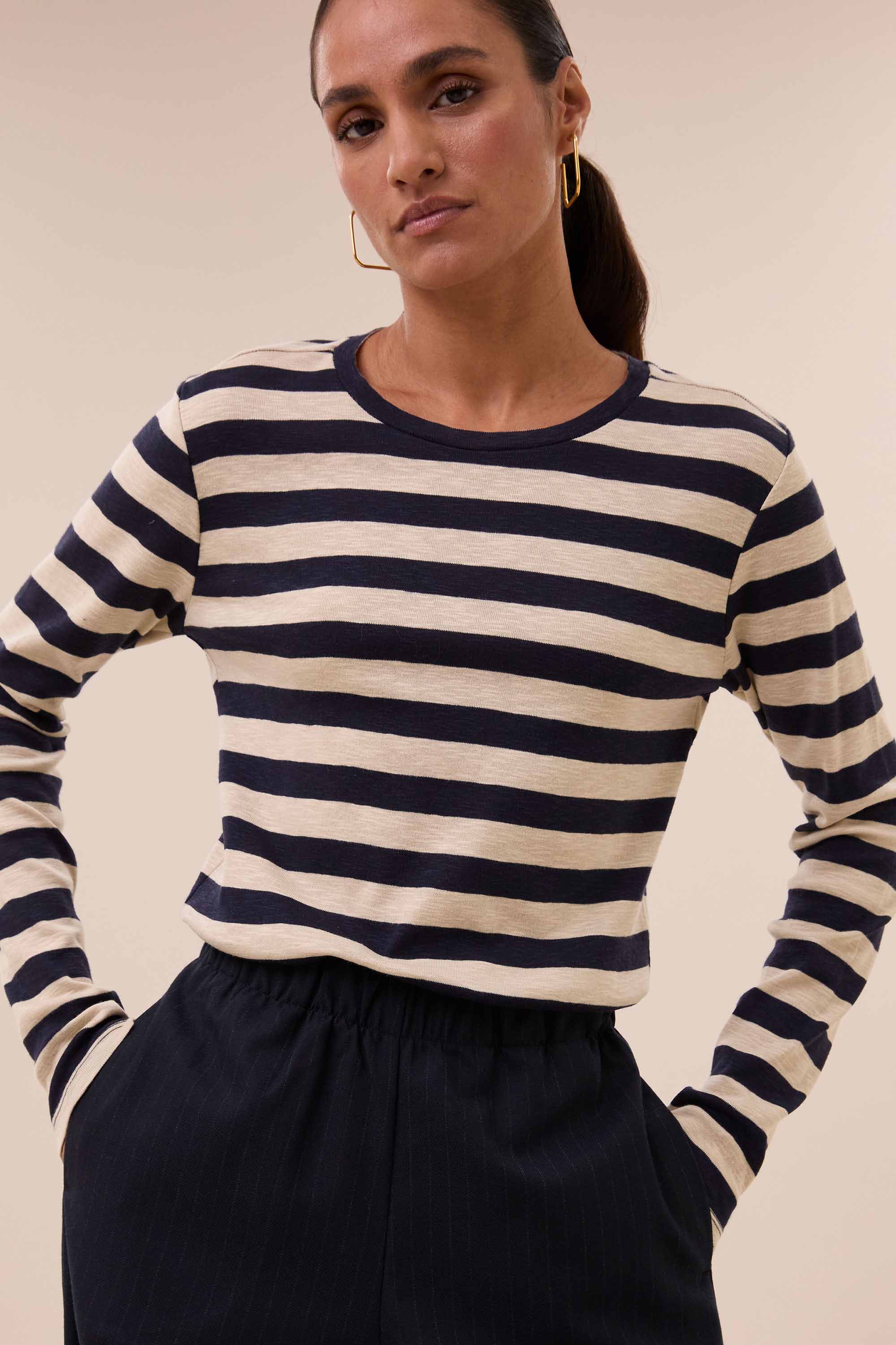 basic-ls-big-stripe-top-night-sky-all-time classic-aansluitende fit-biologisch katoen-by-bar-detail