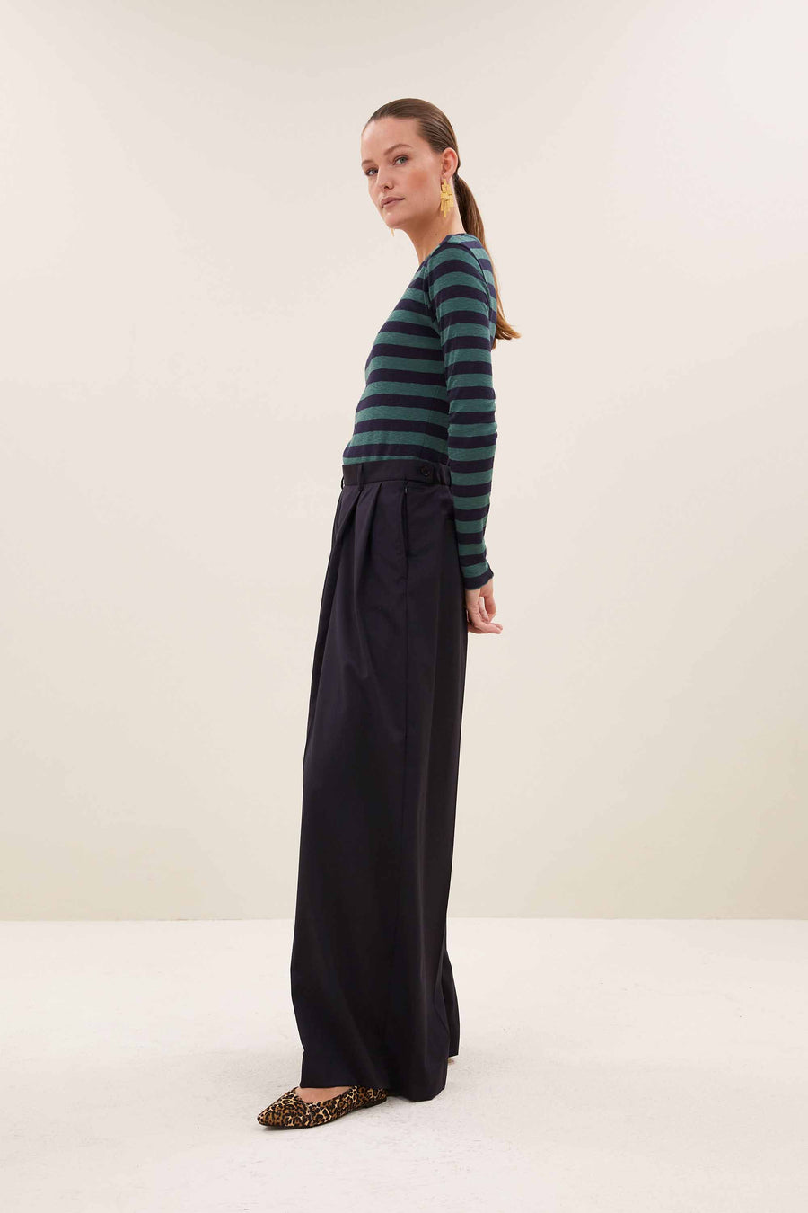 basic-ls-big-stripe-top-deep-green-2-all-time classic-aansluitende fit-biologisch katoen-by-bar-zijaanzicht