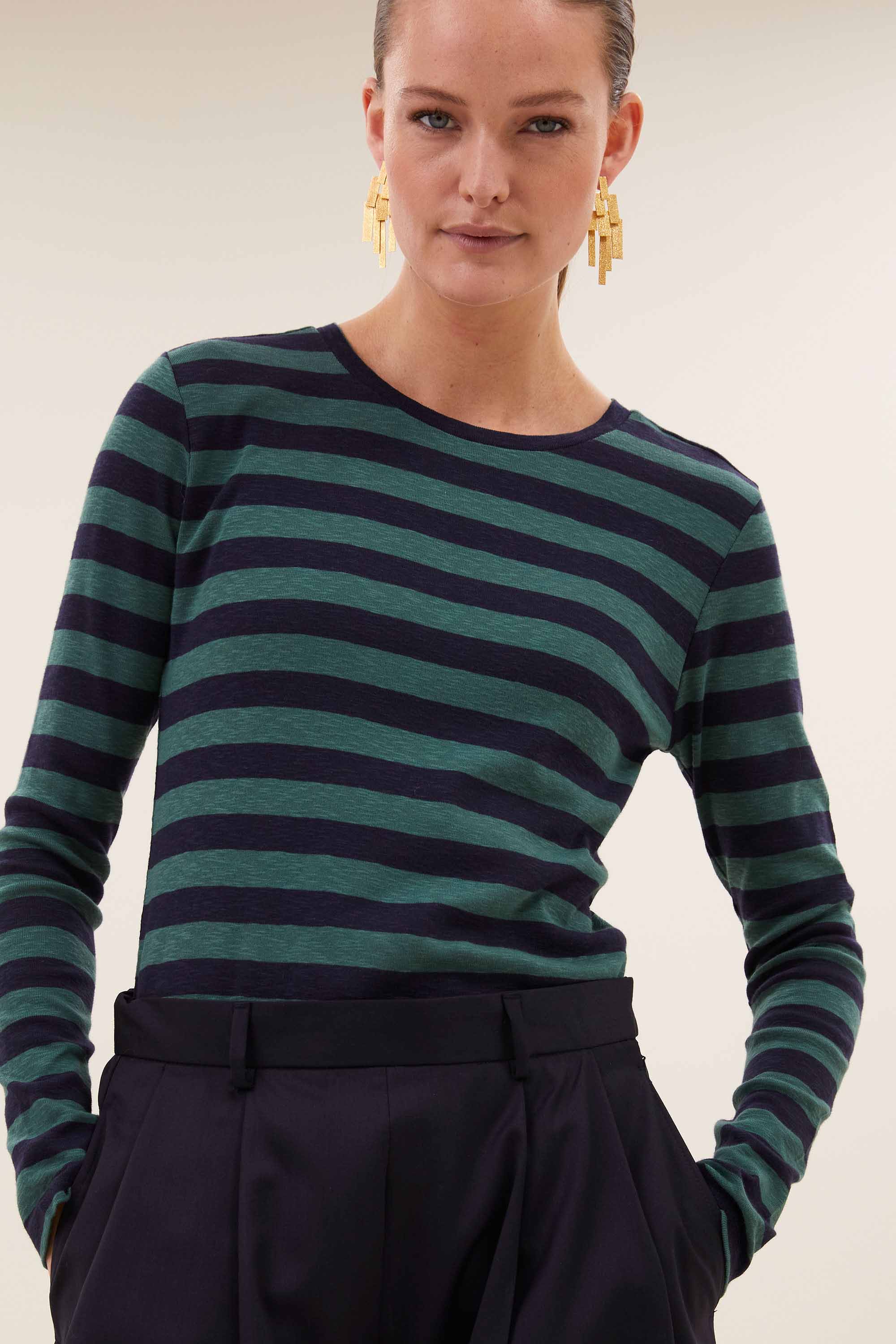 basic-ls-big-stripe-top-deep-green-2-all-time classic-aansluitende fit-biologisch katoen-by-bar-sfeerbeeld