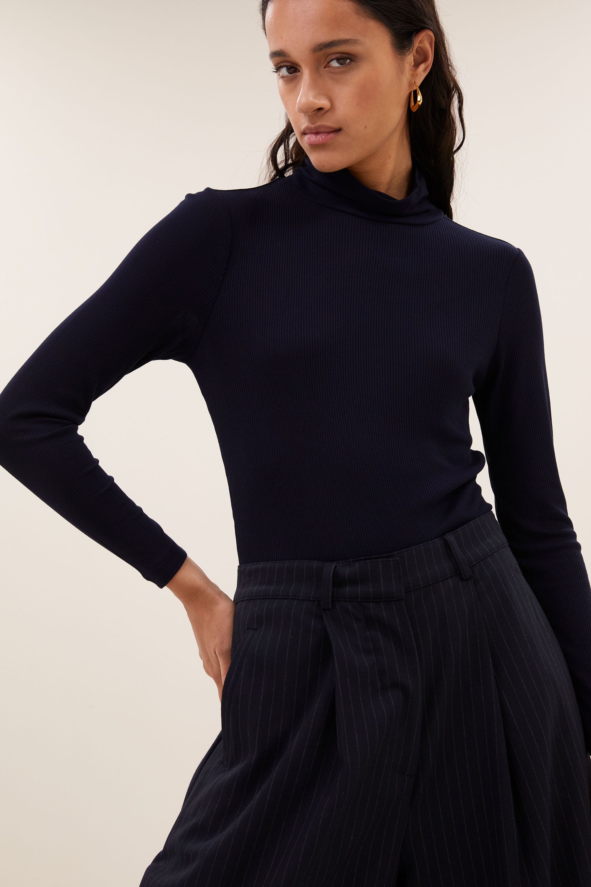 frida-pinstripe-pants-midnight-all-time classic-hoge taille-plooien-by-bar-detail