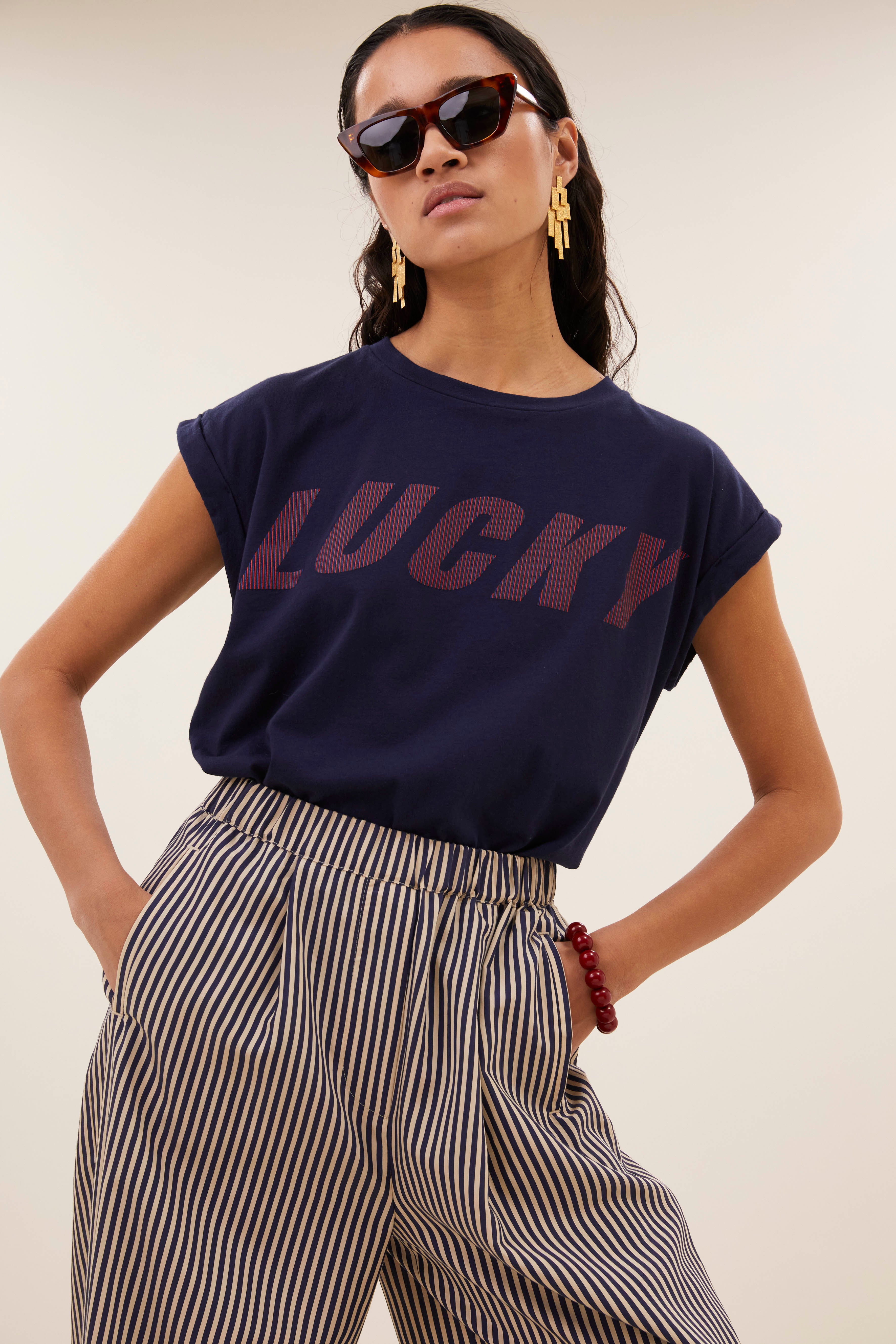 tobi-striped-speed-top-uniform-blue-must-have essential-ronde halslijn-kleine kapmouw-by-bar-aanvullende-foto