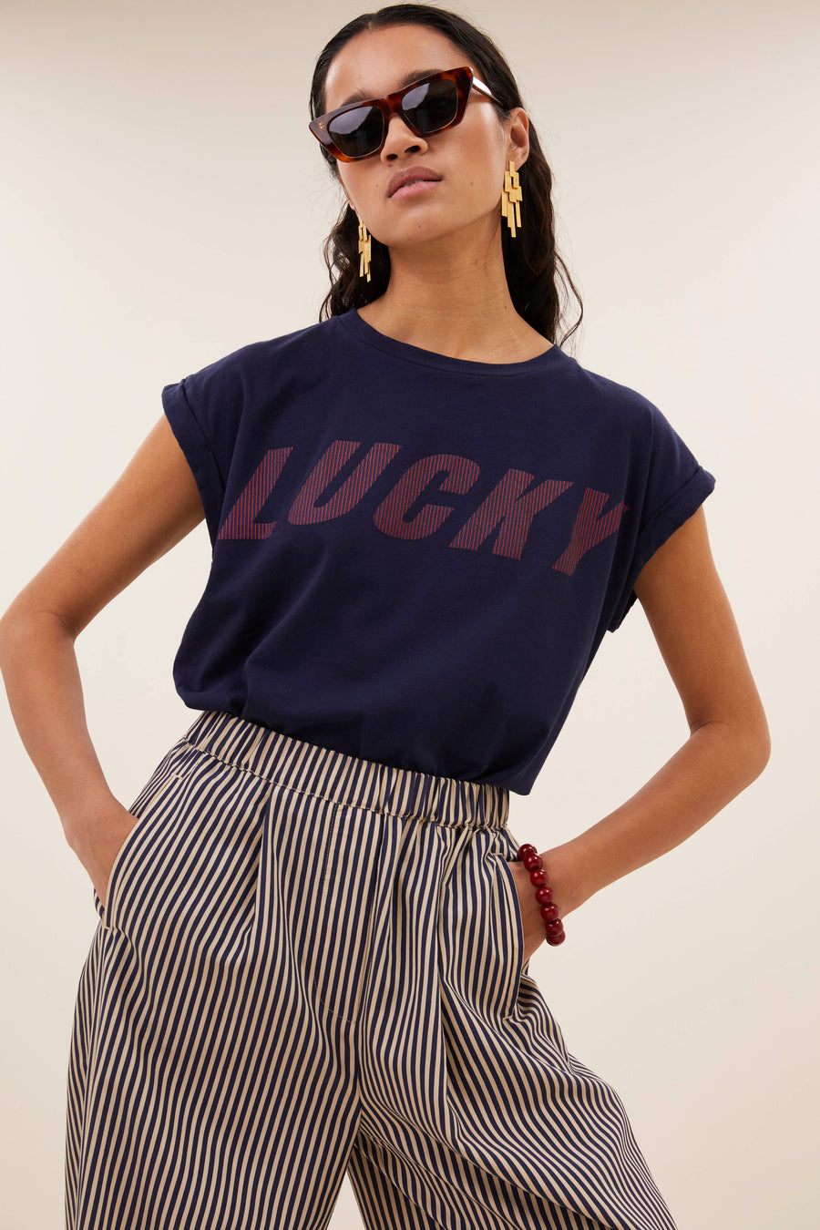 tobi-striped-speed-top-uniform-blue-must-have essential-ronde halslijn-kleine kapmouw-by-bar-aanvullende-foto