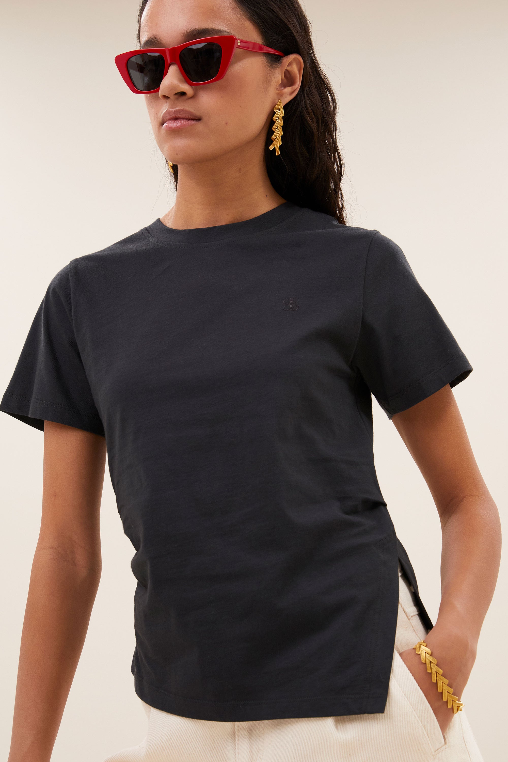 freja-shirt-jet-black-all-time classic-aansluitende fit-biologisch katoen-by-bar-detail