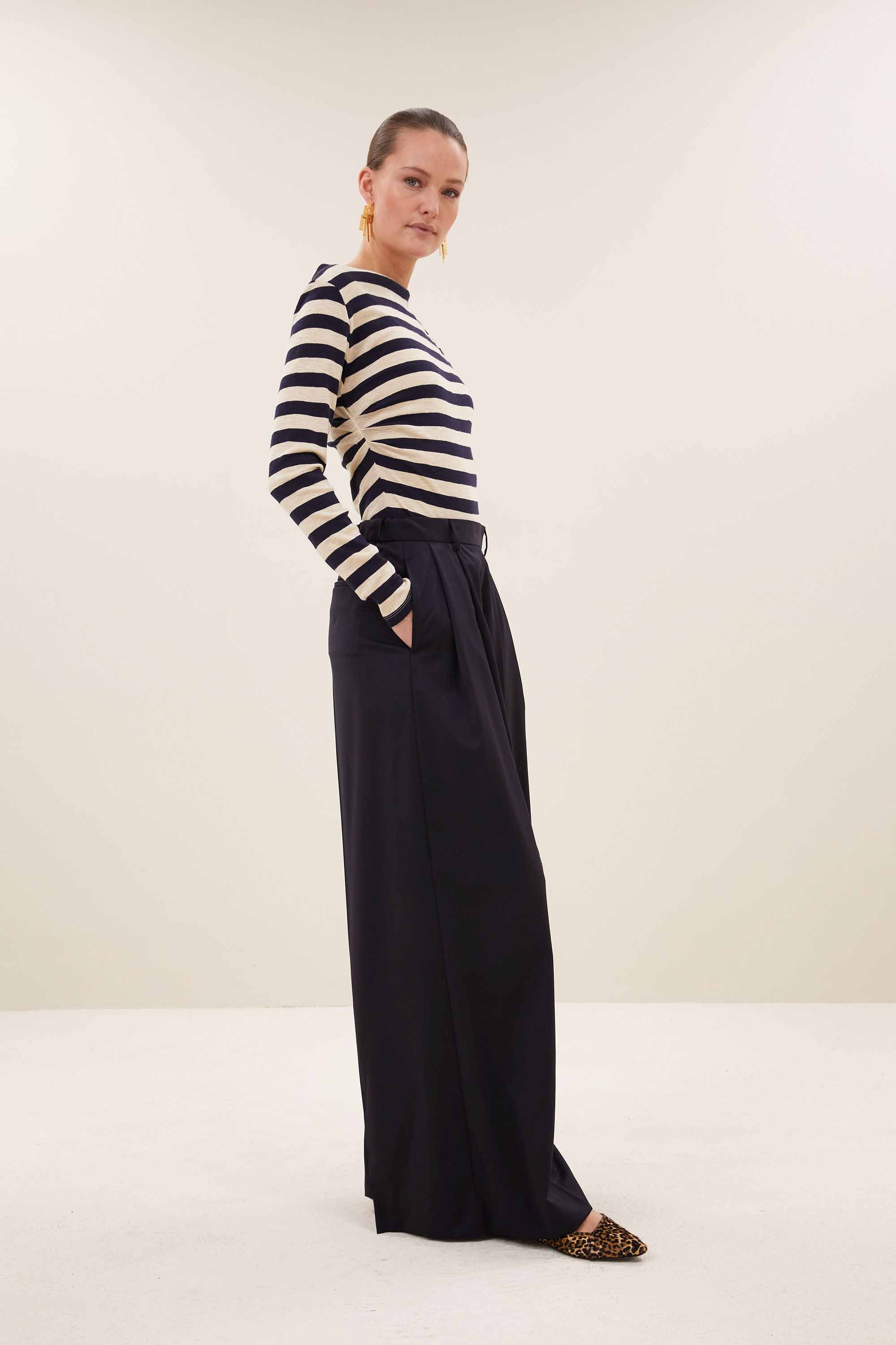 leya-big-stripe-top-night-sky-all-time classic-aansluitende fit-biologisch katoen-by-bar-zijaanzicht