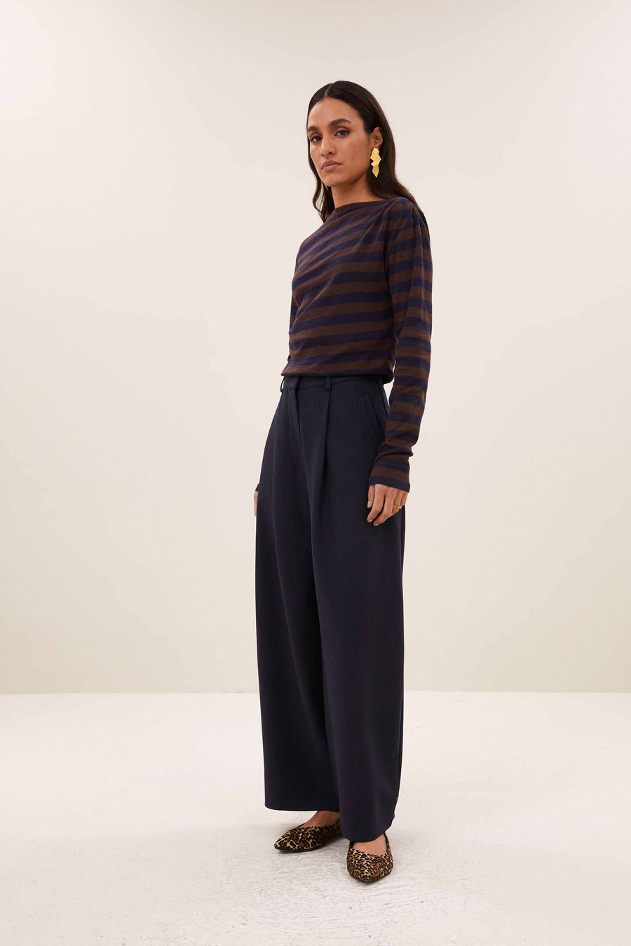 leya-big-stripe-top-coffee-bean-all-time classic-aansluitende fit-biologisch katoen-by-bar-zijaanzicht