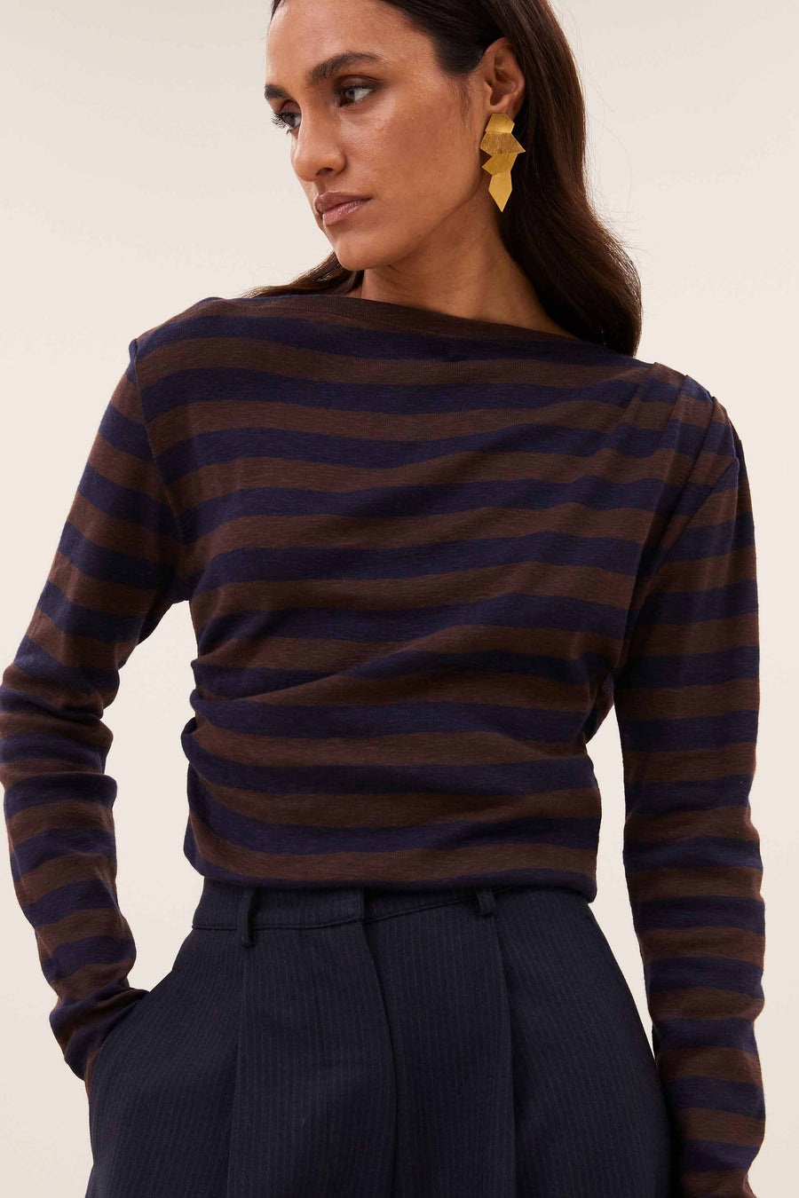 leya-big-stripe-top-coffee-bean-all-time classic-aansluitende fit-biologisch katoen-by-bar-sfeerbeeld