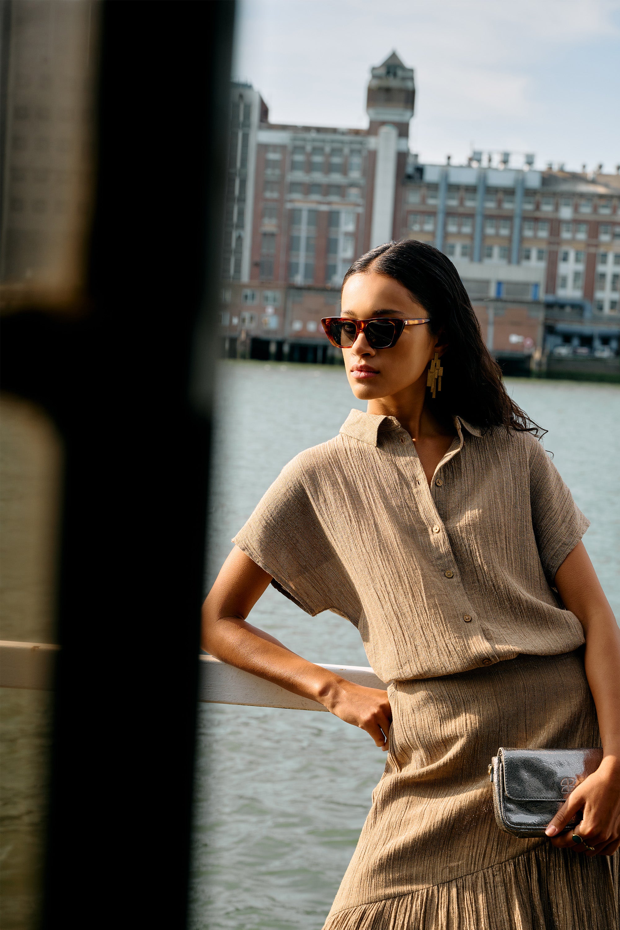barley-lurex-blouse-gold-knoopsluiting-subtiel geweven lurex draad-kleine kapmouw-by-bar-sfeerbeeld