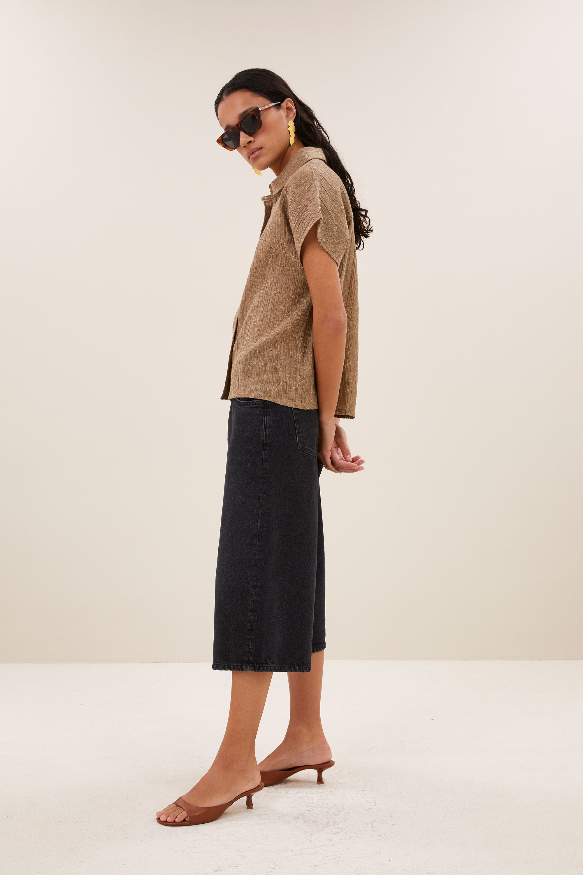 barley-lurex-blouse-gold-knoopsluiting-subtiel geweven lurex draad-kleine kapmouw-by-bar-zijaanzicht