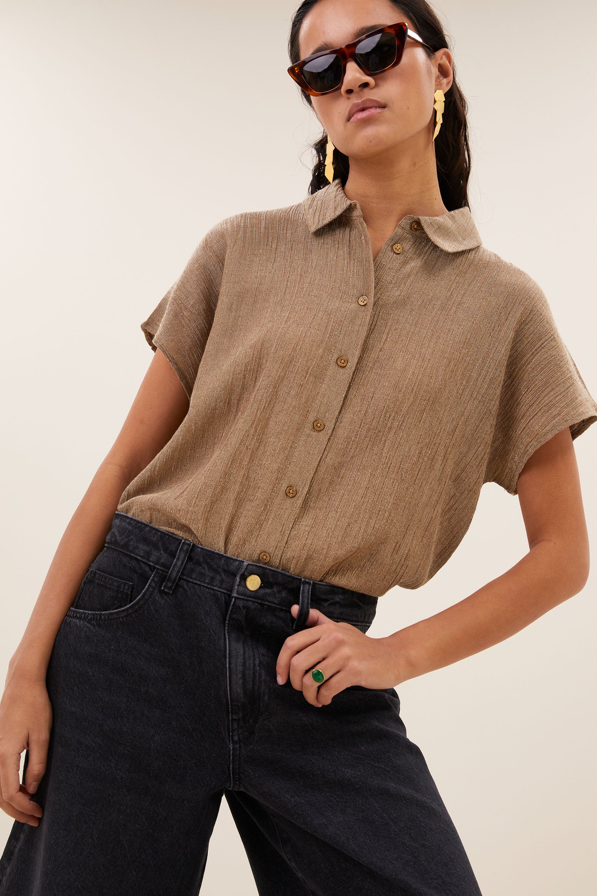 barley-lurex-blouse-gold-knoopsluiting-subtiel geweven lurex draad-kleine kapmouw-by-bar-vooraanzicht