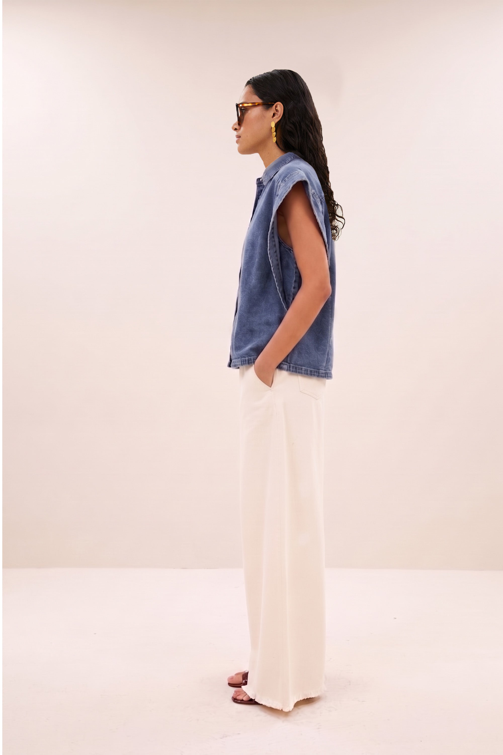 pixie-short-denim-blouse-medium-denim-comfortabele draagervaring-knoopsluiting-kleine kapmouw-by-bar-zijaanzicht