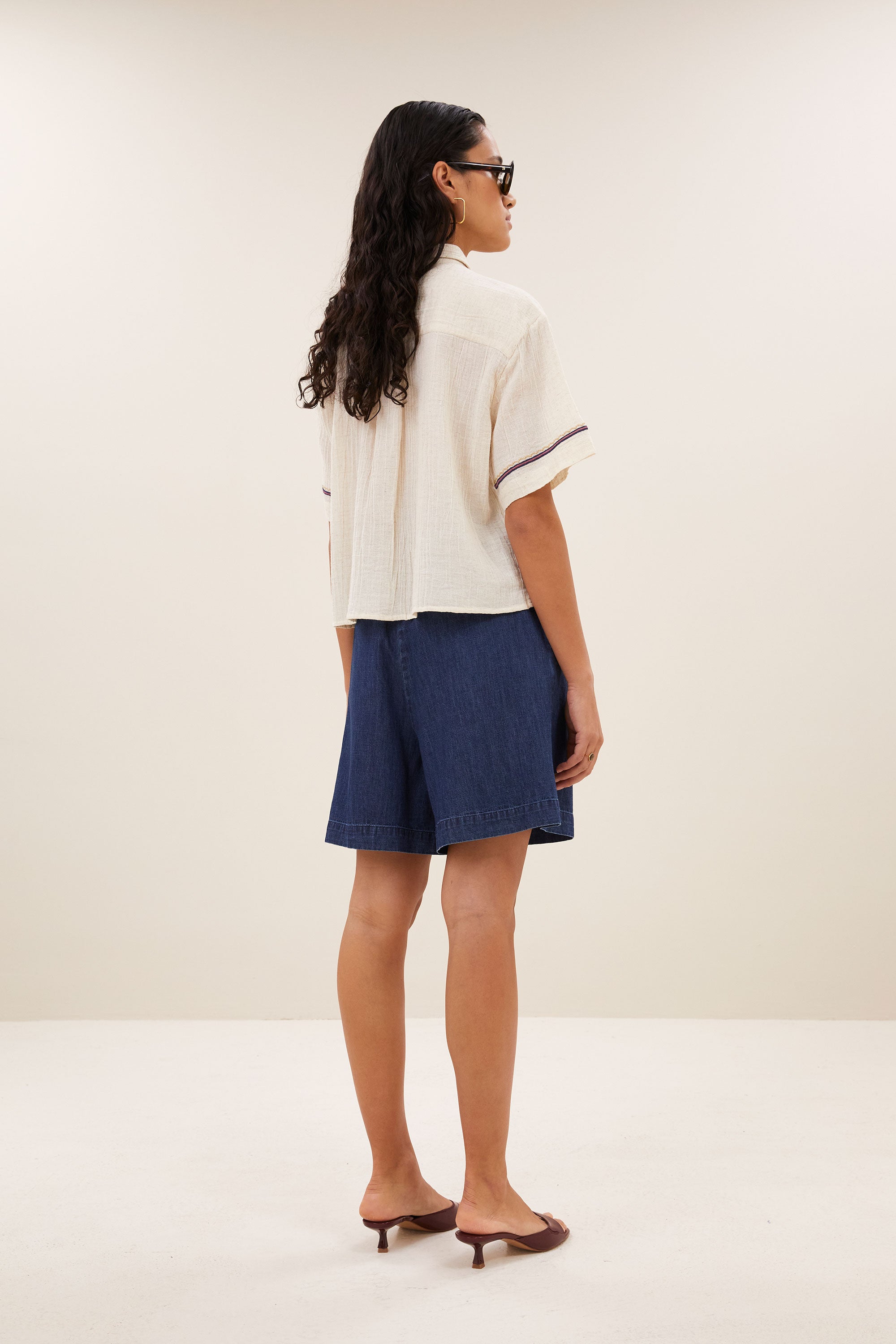 jela-embroidery-blouse-sand-embroidery-gemaakt door weefspecialist-opstaande kraag-by-bar-achteraanzicht