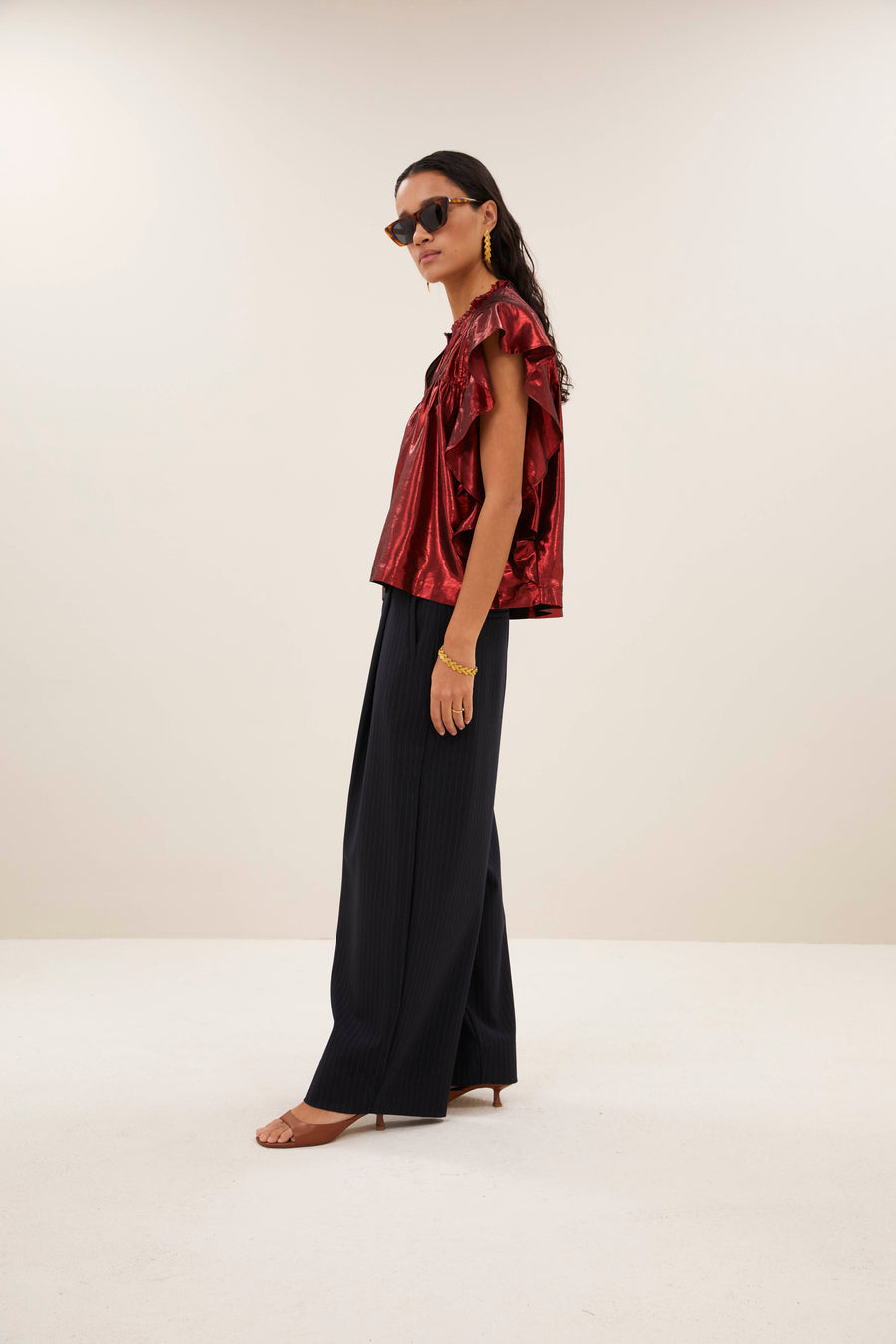 danee-metallic-blouse-red-metallic-casual fit-metallic leder-v-halslijn-by-bar-vooraanzicht