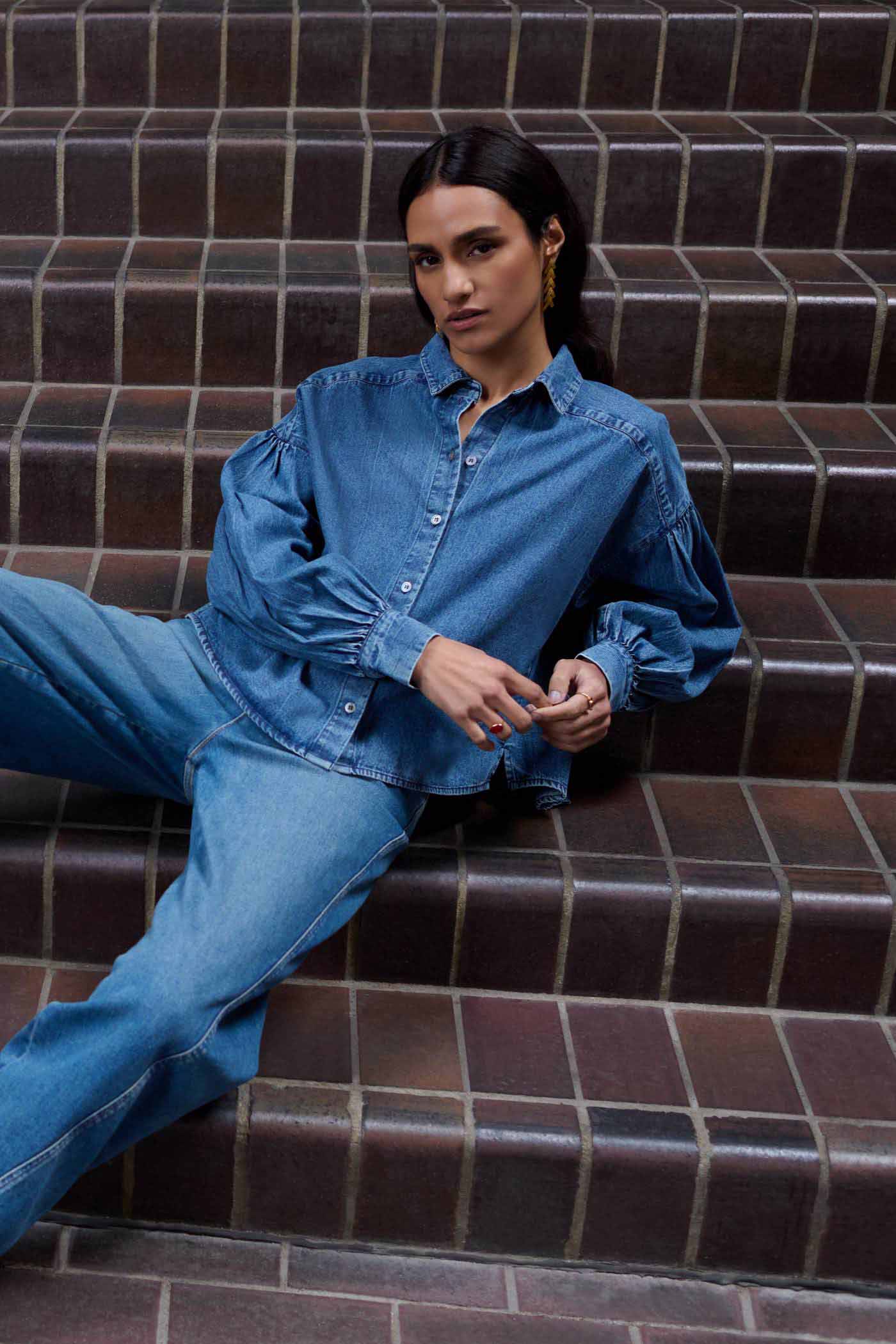 sarah-short-denim-blouse-medium-denim-1-knoopsluiting-must-have essential-plooien-by-bar-sfeerbeeld